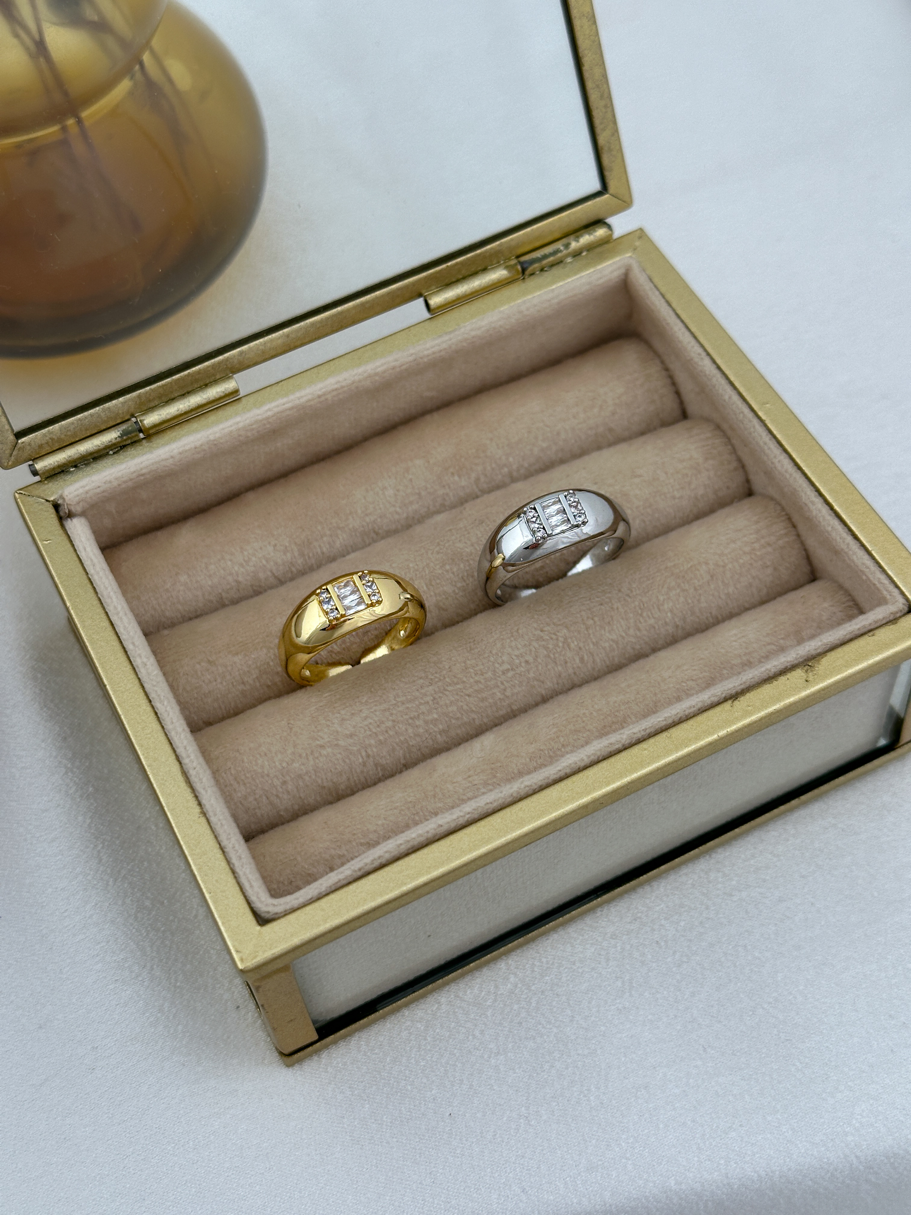 Özel Seri Bombeli Plaka Üzeri Baget Taş Detay Ayarlanabilir Yüzük