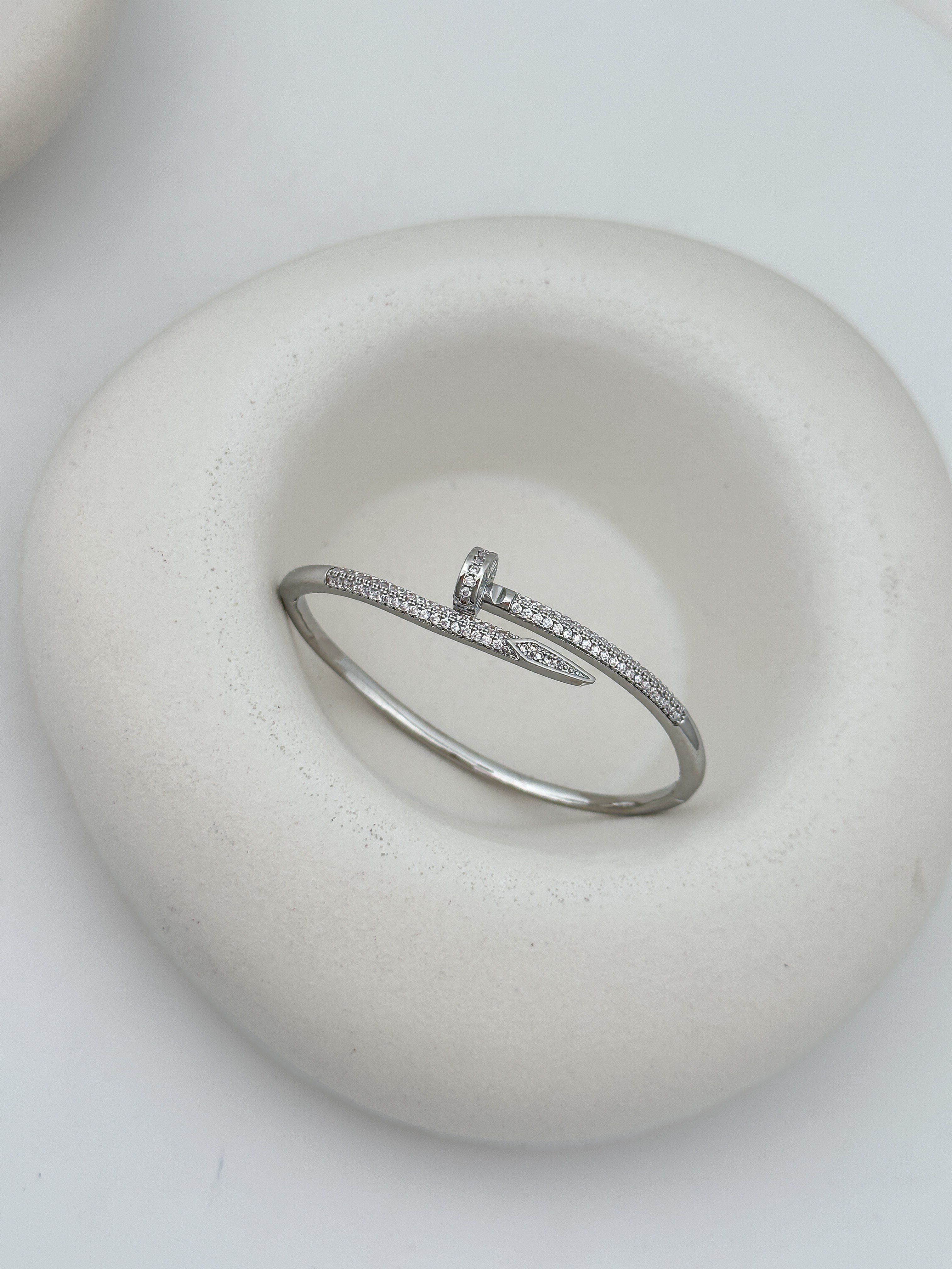 Özel Seri Gümüş Renk Zirkon Taşlı Çivi Model Kelepçe Bileklik ( İç Çap : 5.8 Cm )