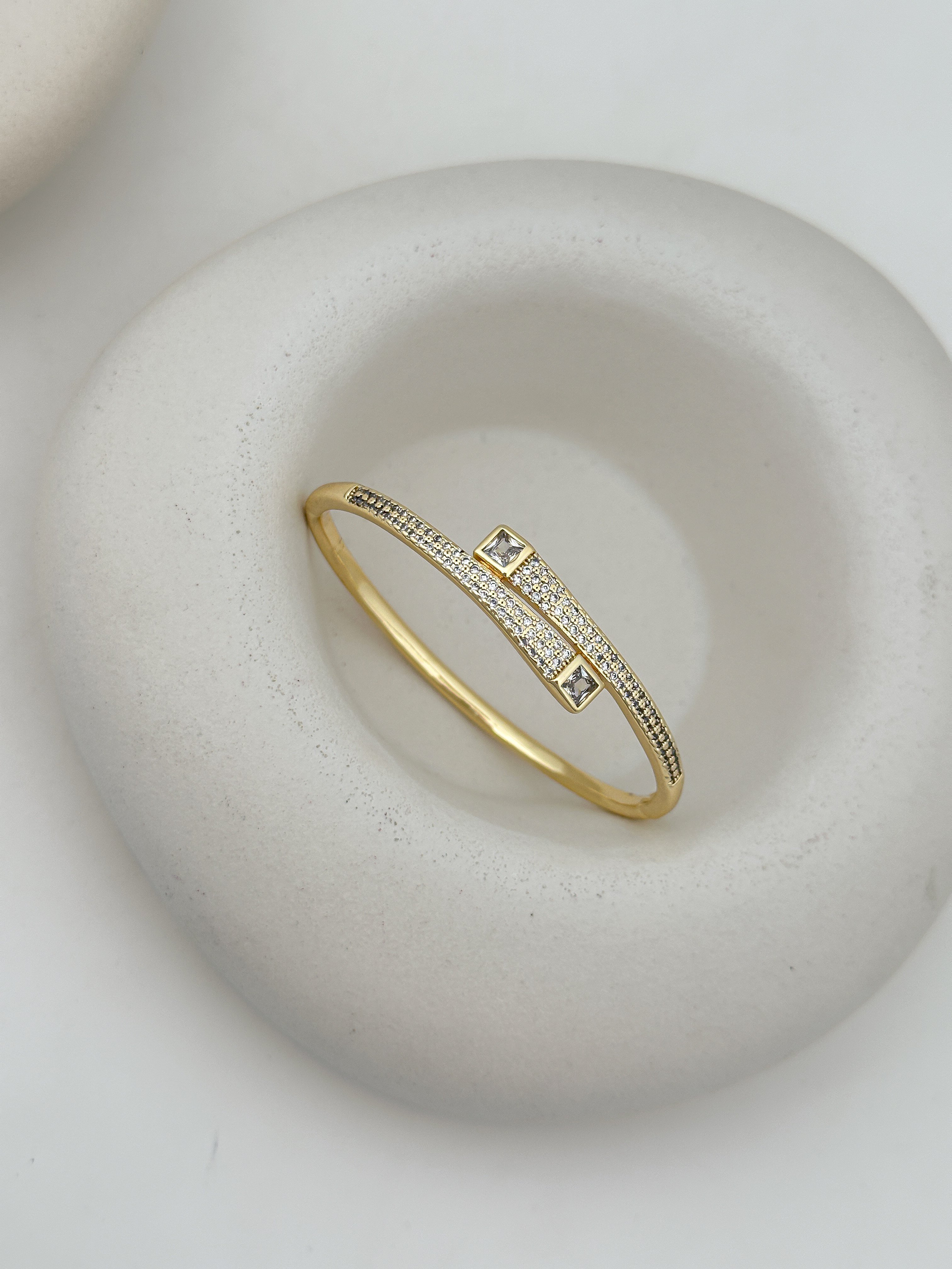 Özel Seri Kare Zirkon Taş Detay Kelepçe Bileklik ( İç Çap : 5.8 Cm )