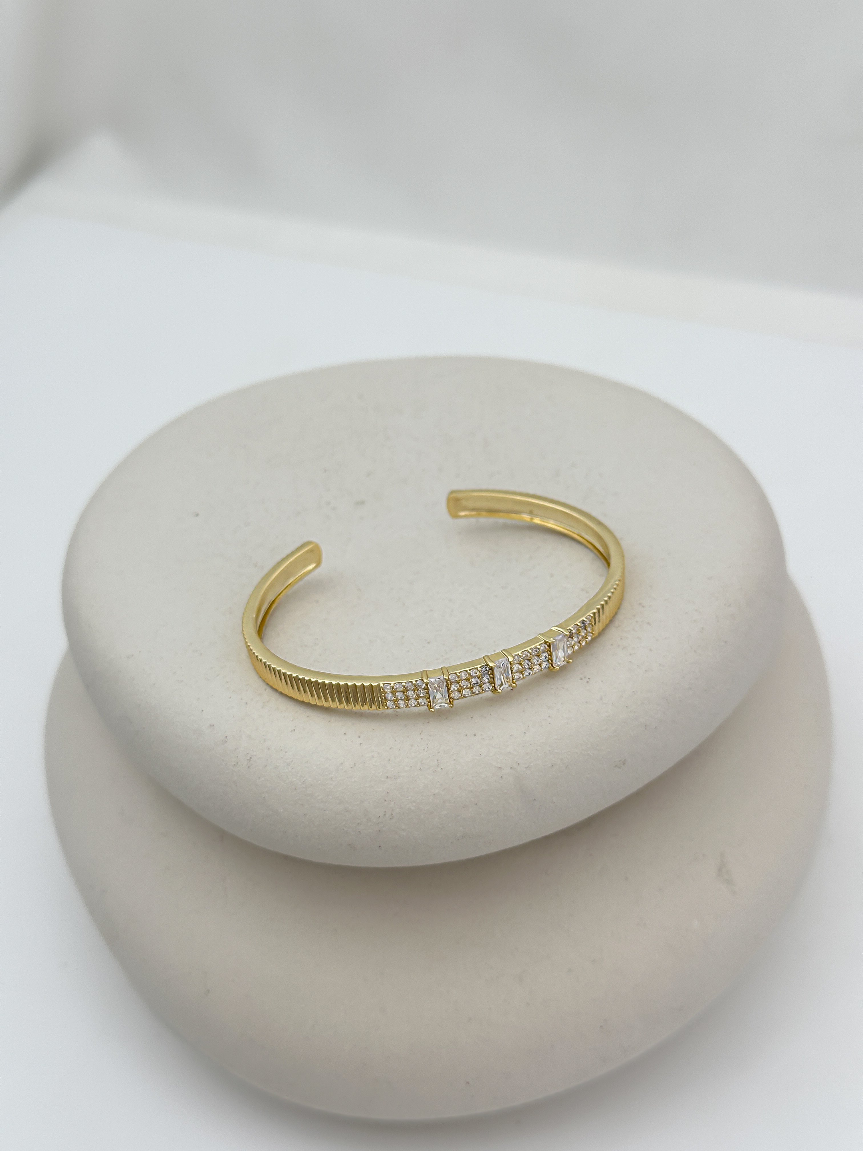 Özel Seri Şerit Plaka İşlemeli Zirkon Taş Sıralı Bileklik ( 5.8 Cm )