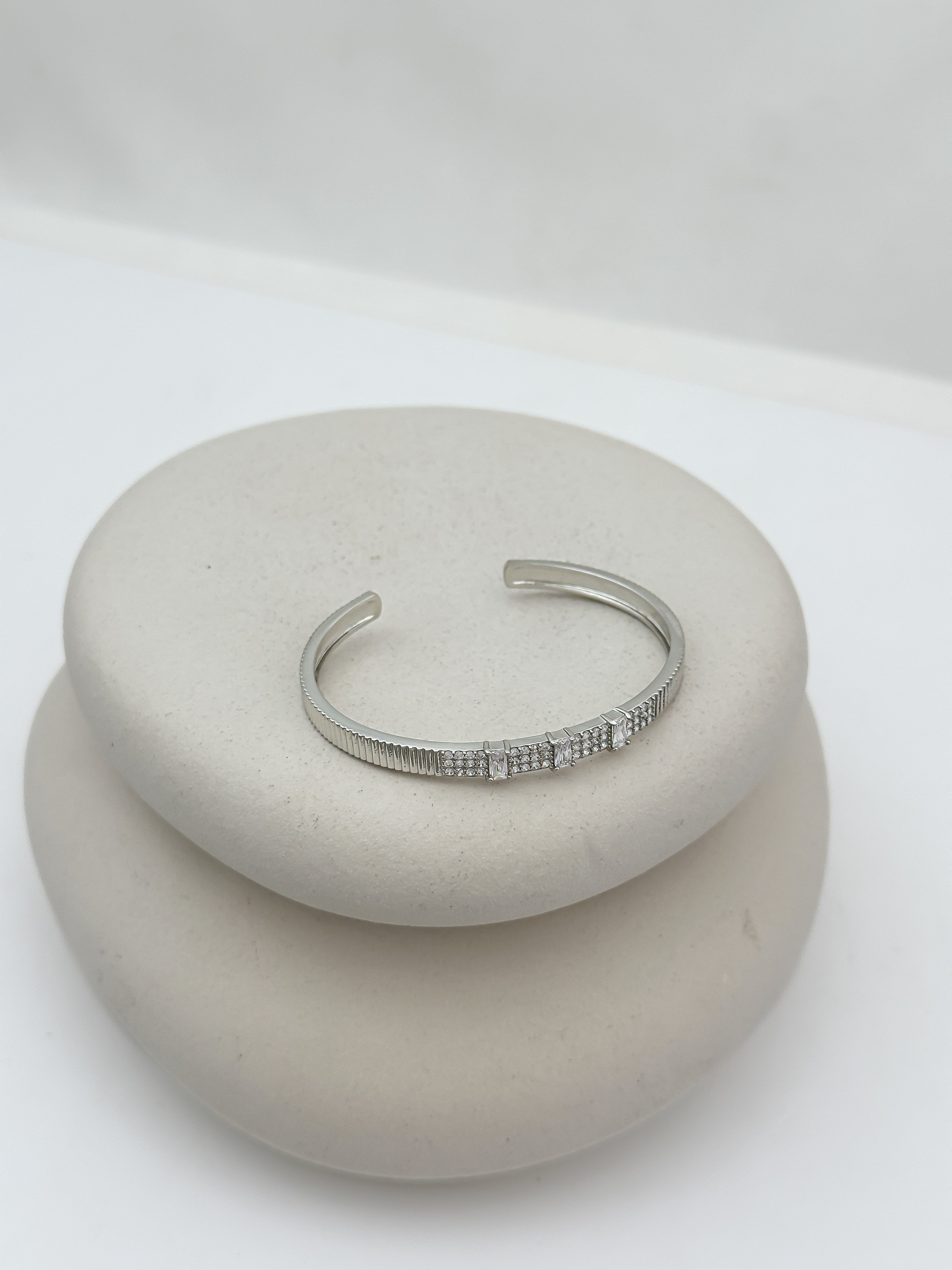 Özel Seri Şerit Plaka İşlemeli Zirkon Taş Sıralı Bileklik ( 5.8 Cm )