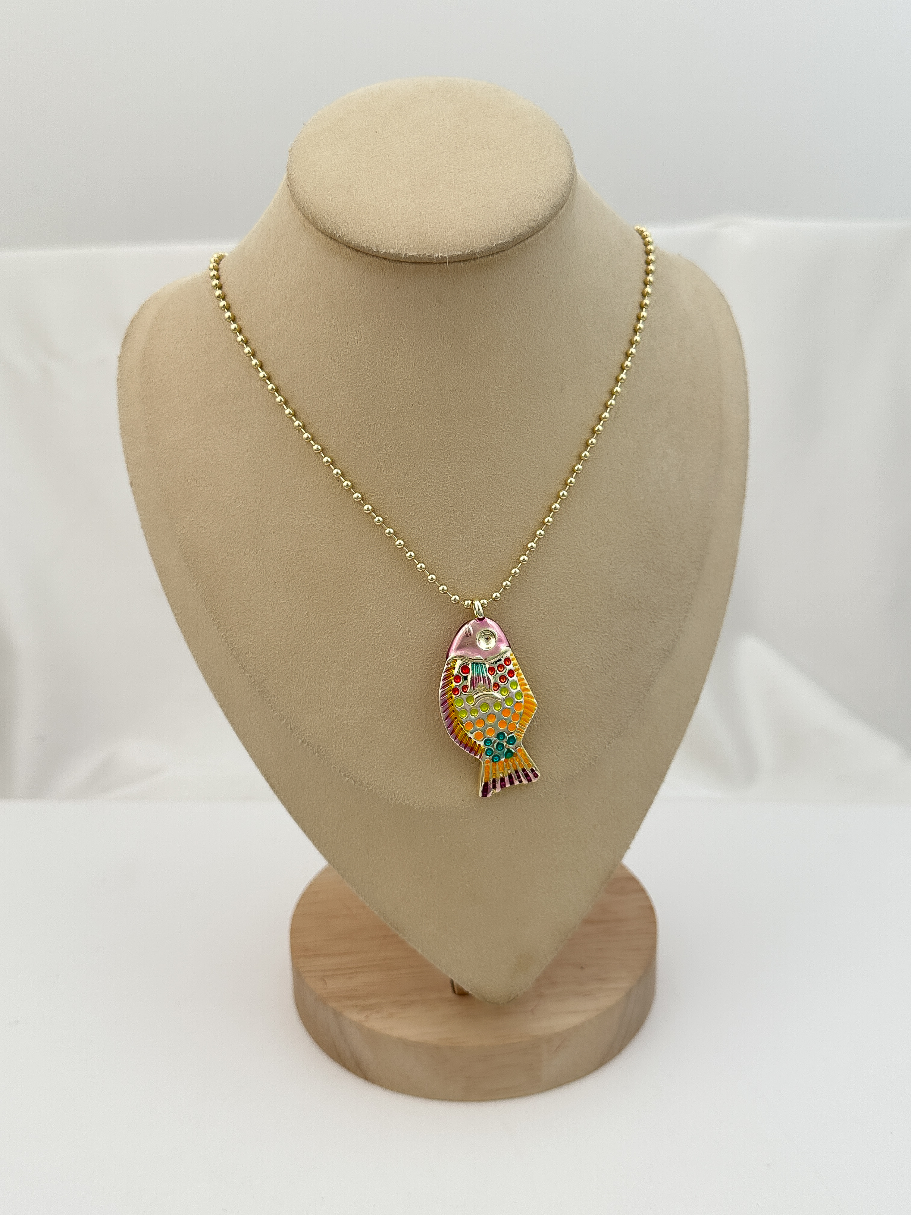 Özel Seri Topçuk Zincirde Pembe Renkli Mineli Kıvrımlı Balık Figür Kolye (57cm)