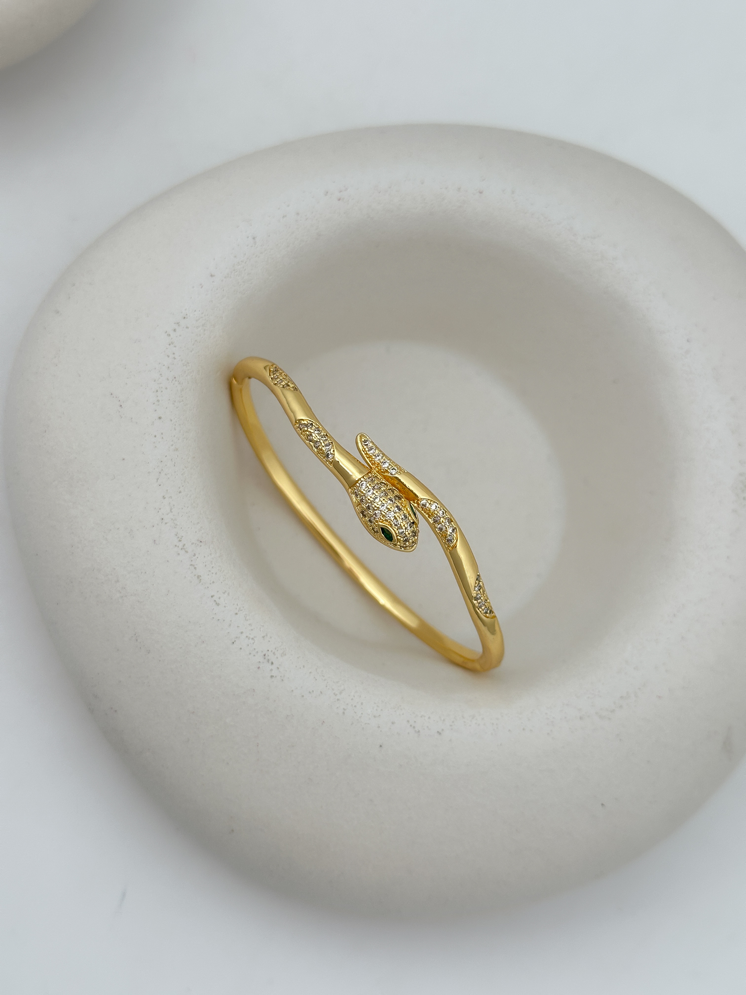 Özel Seri Zirkon Taşlı Kıvrımlı Yılan Model Kelepçe Bileklik ( İç Çap : 5.8 Cm )