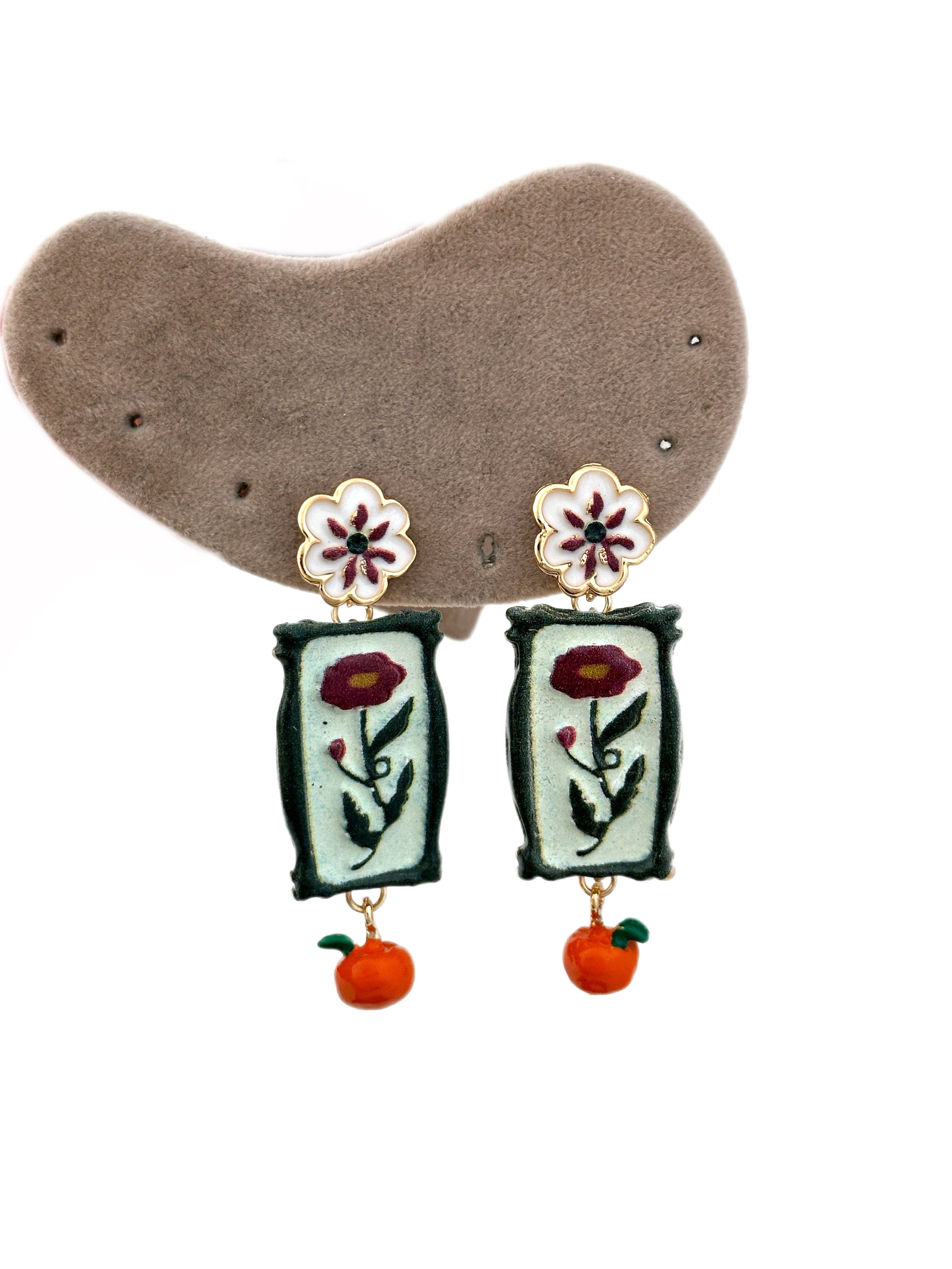 Portakal Sallantılı Çiçek Motifli Vintage Marka Küpe