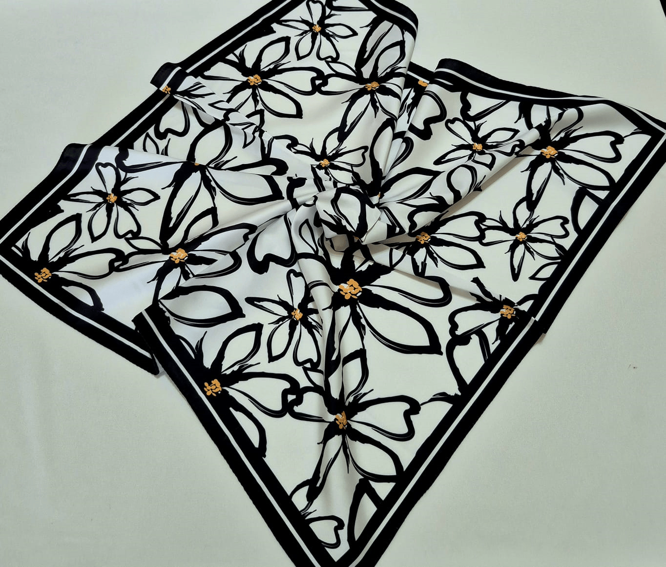 Siyah Beyaz Çiçek Desenli Fular ( 60 * 60 )