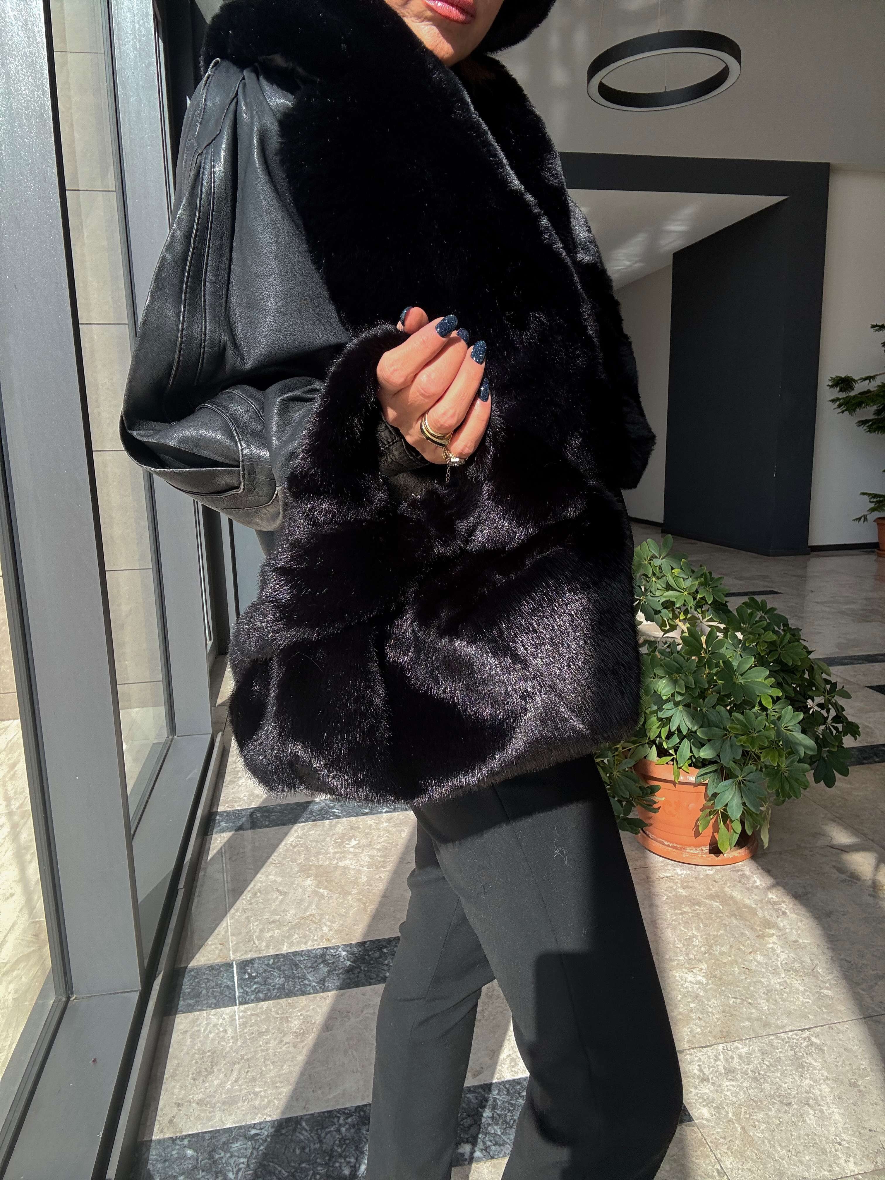 Siyah Peluş Saplı Çanta