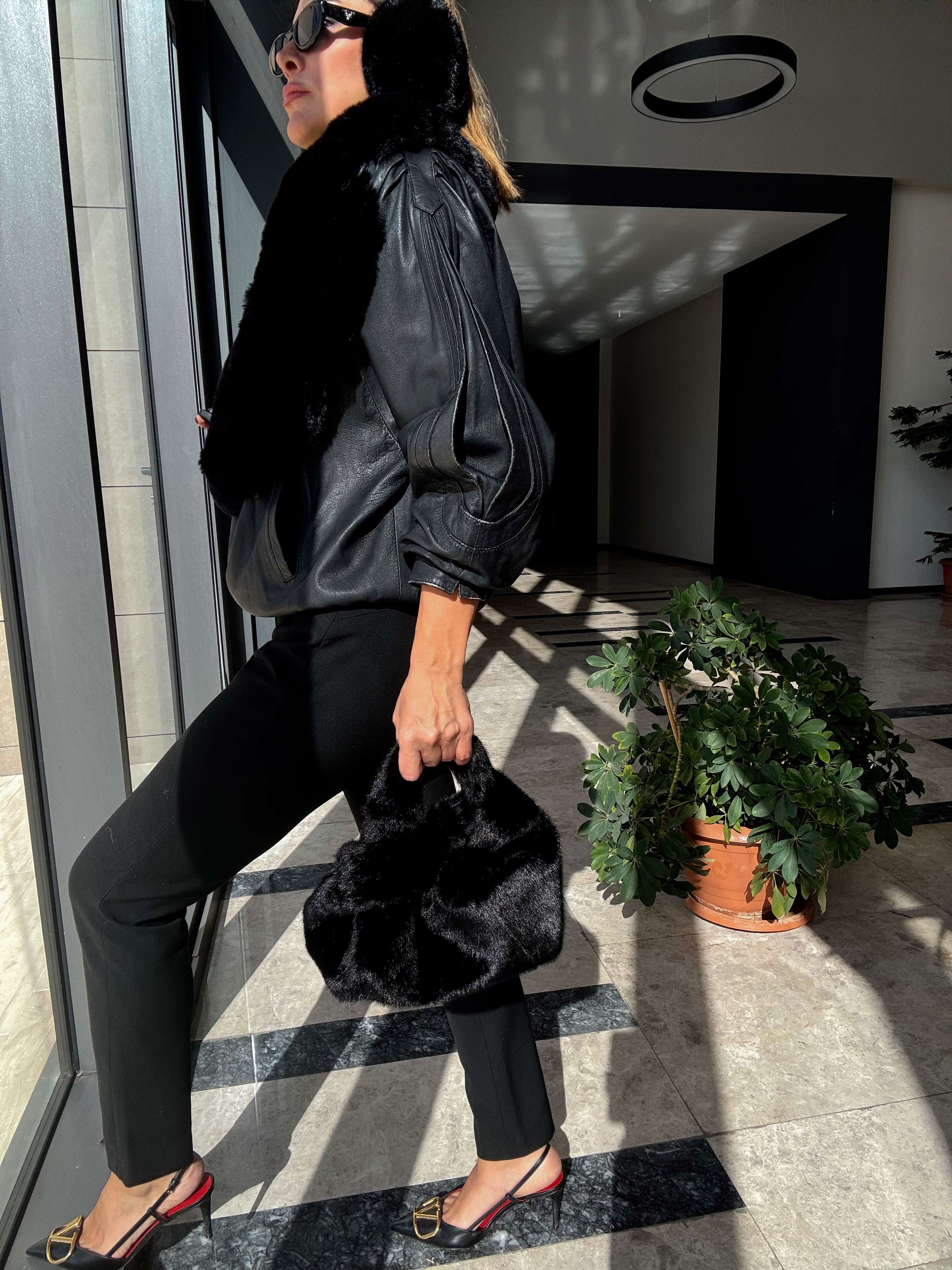 Siyah Peluş Saplı Çanta