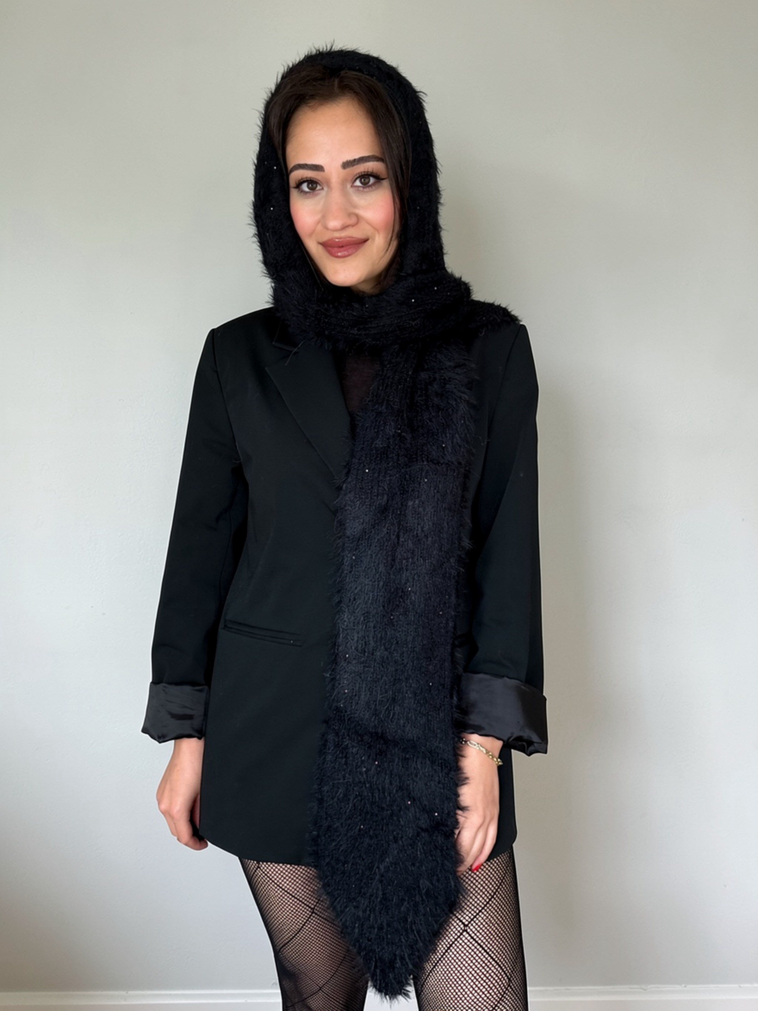 Siyah Pul Detay Örme Şapkalı Şal