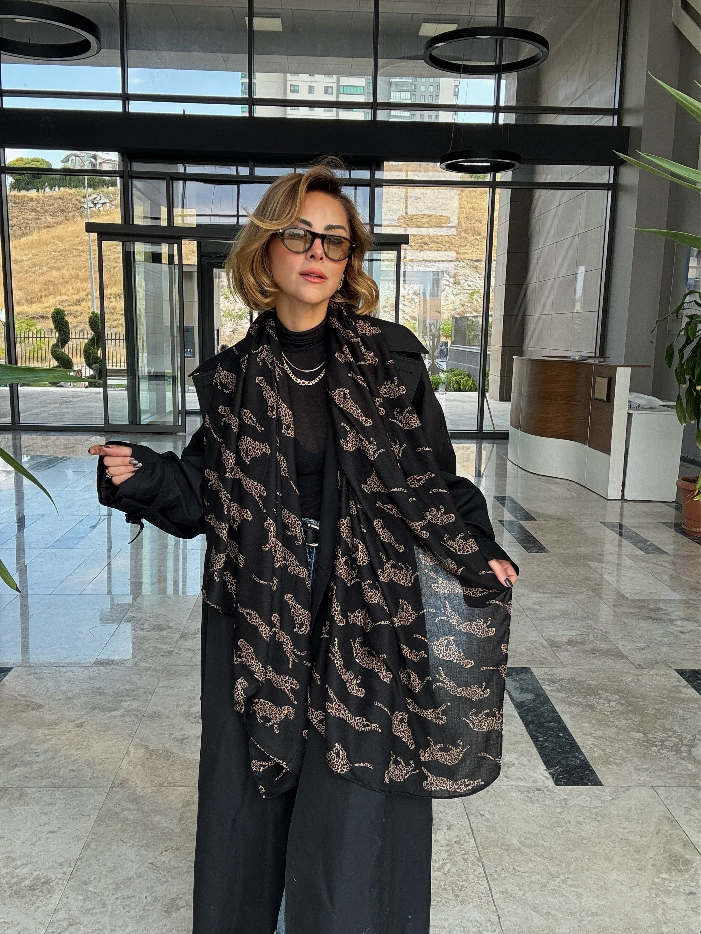 Siyah Zemin Üzeri Leopar Figür Pamuklu Şal
