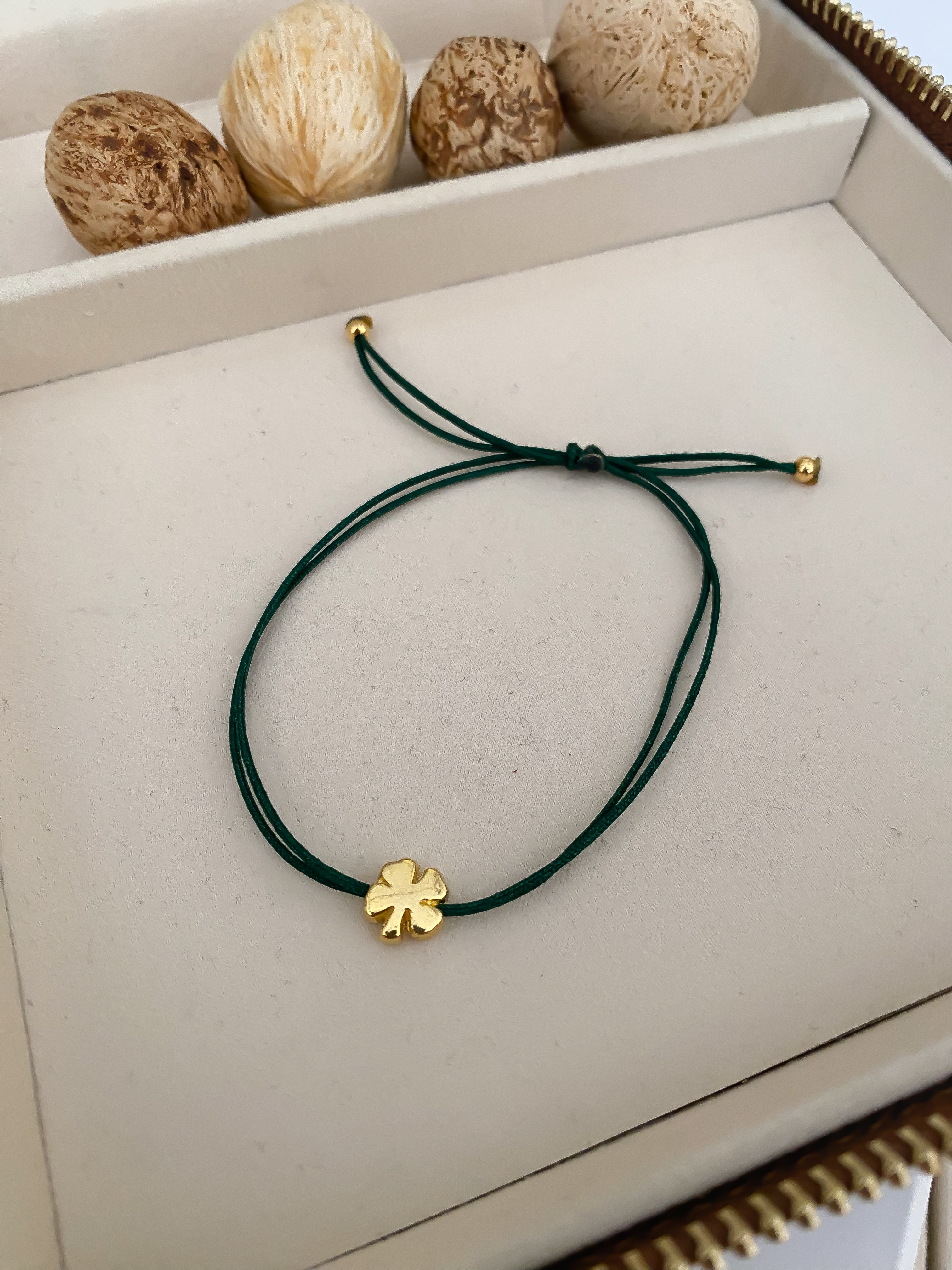 Yeşil İpte Plaka Minimal Yonca Figür Bileklik