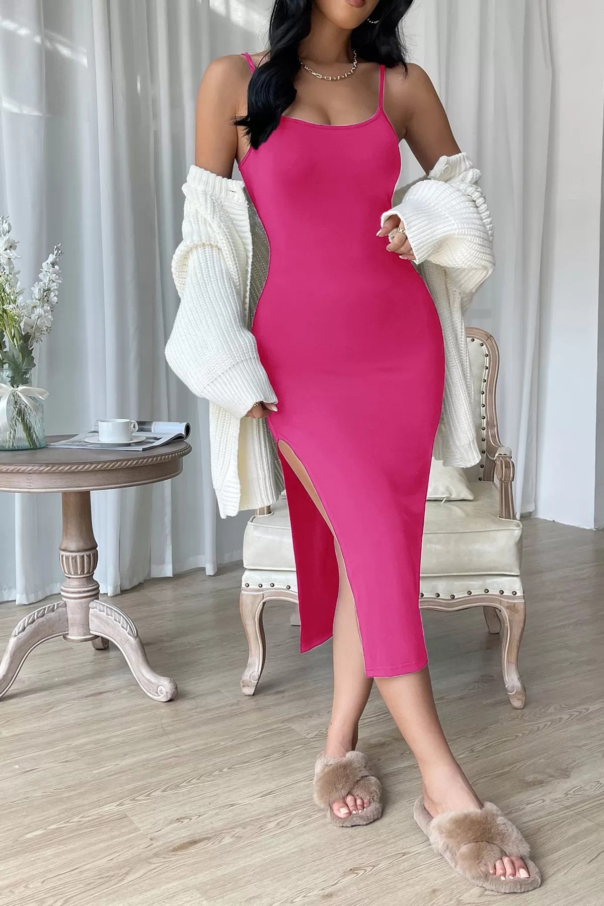 Pembe Yırtmaçlı Diz Altı Vücudu Saran Elbise