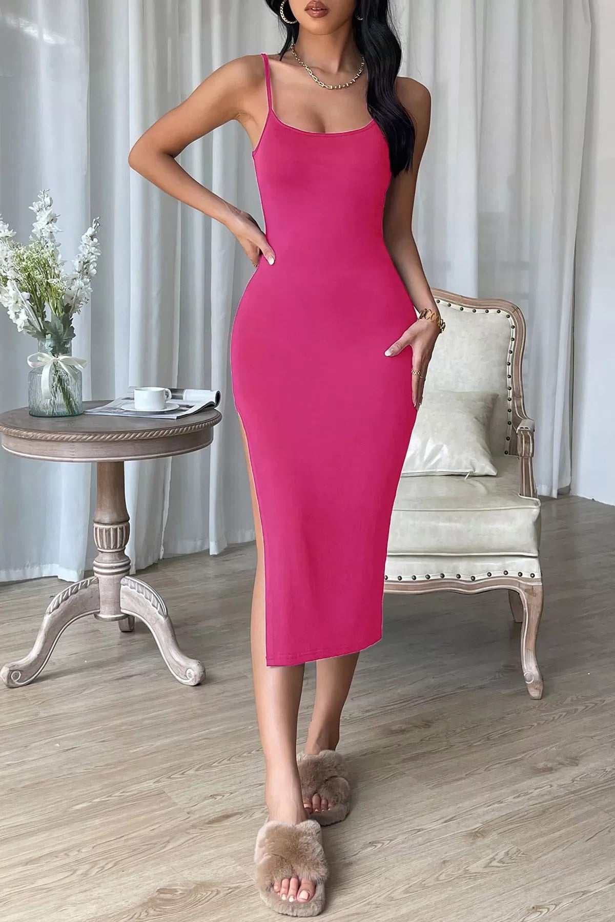 Pembe Yırtmaçlı Diz Altı Vücudu Saran Elbise