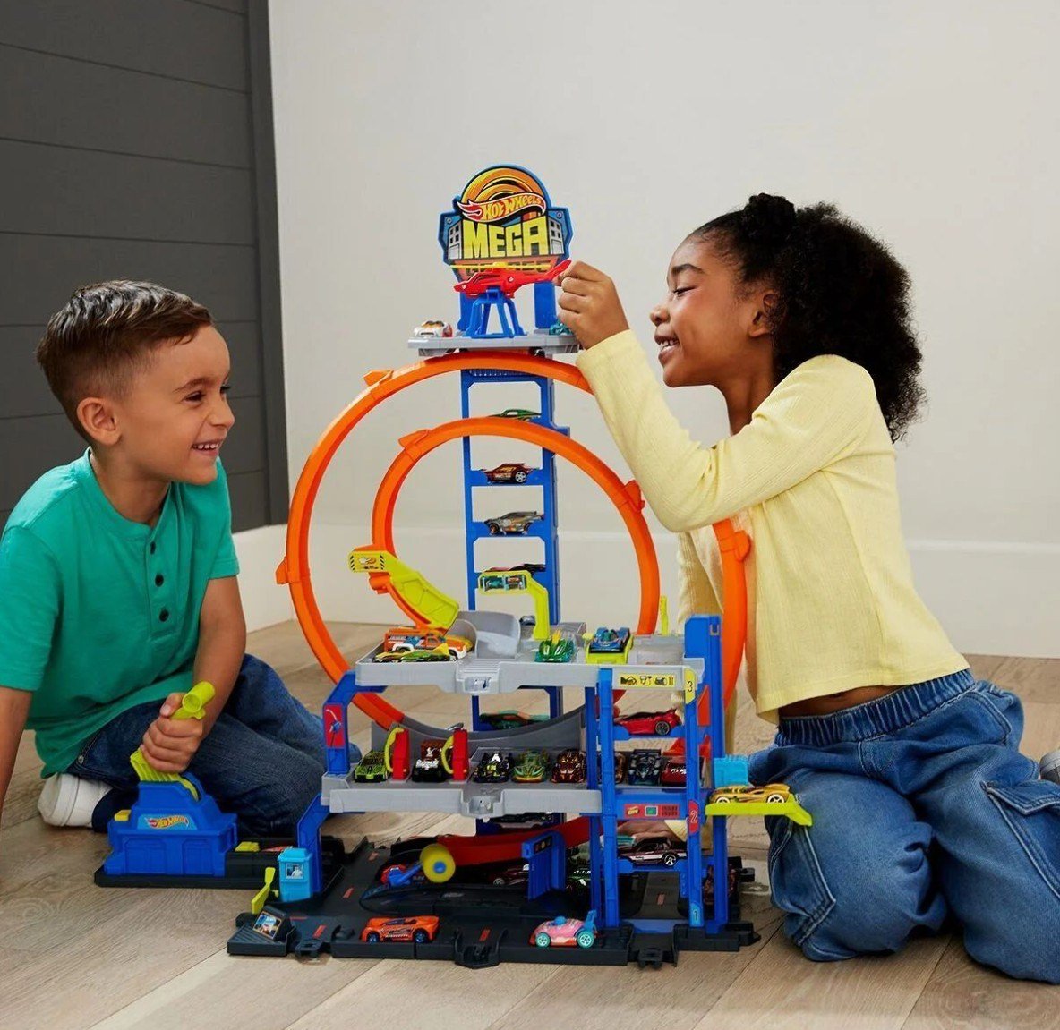 HOT WHEELS MEGA LOOP GARAJ 