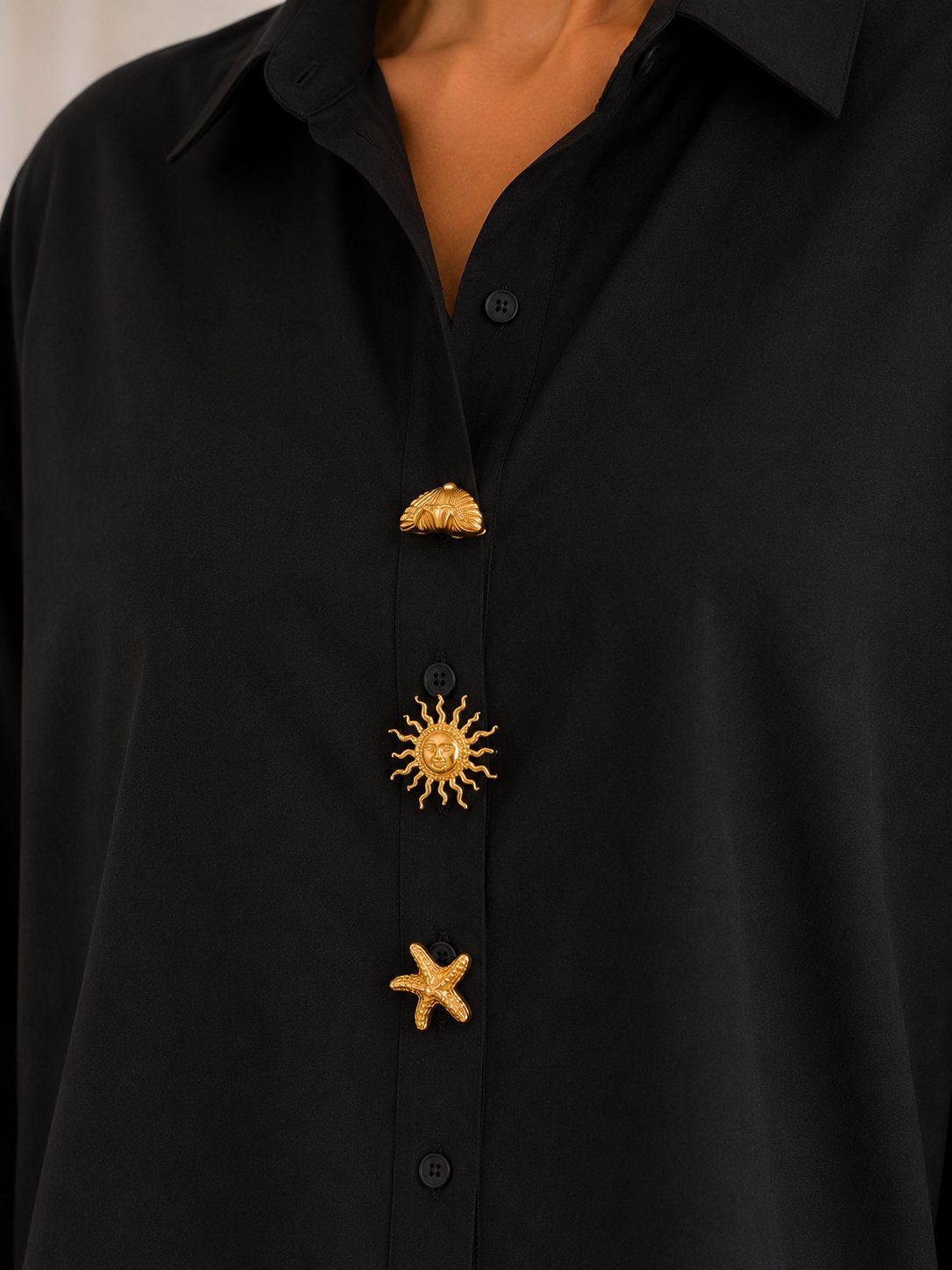 Gold Aksesuar Detaylı Oversize Siyah Gömlek