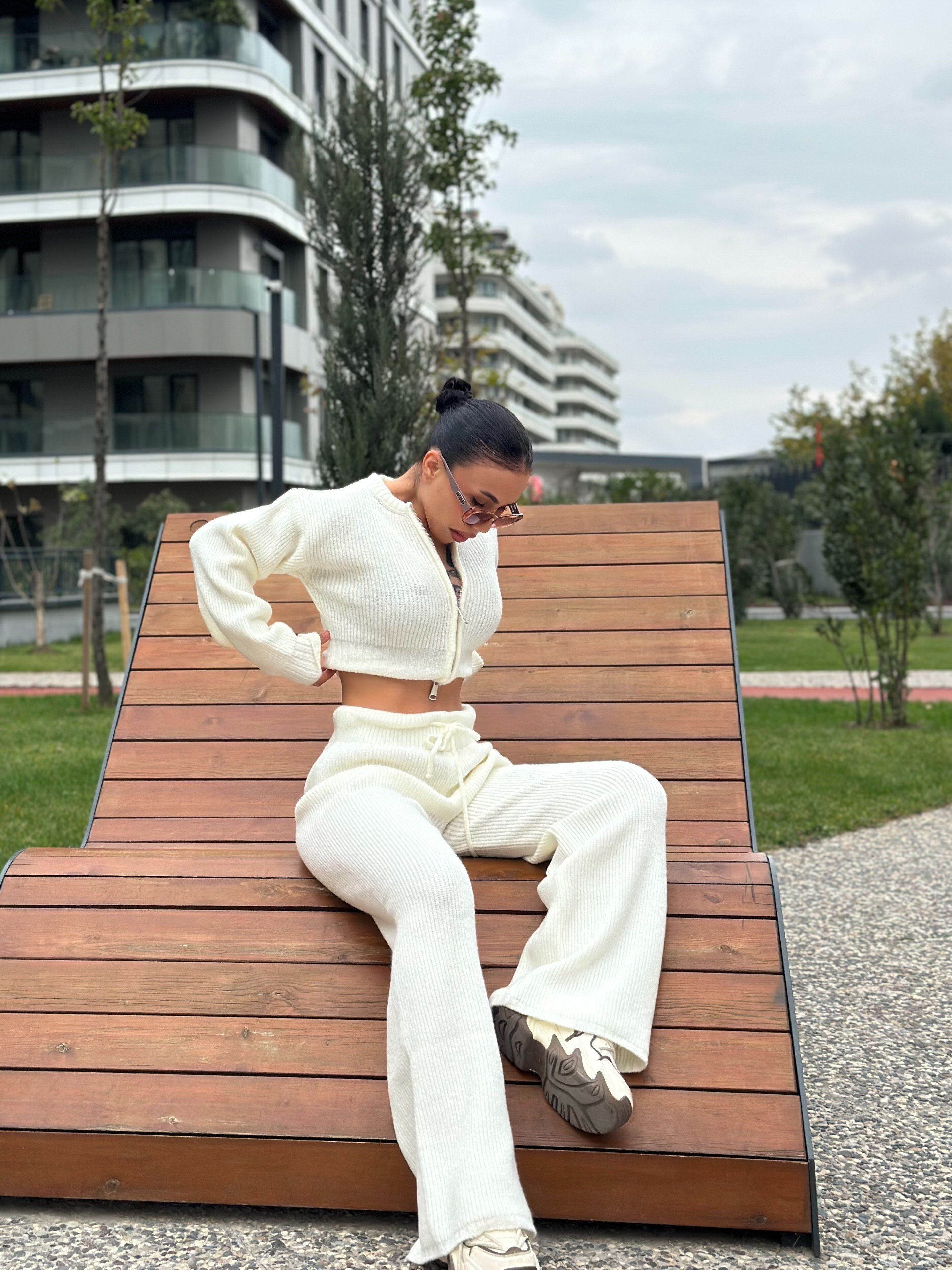 Kadın Ekru Fermuarlı Crop Triko Üst & Yüksek Bel Triko Pantolon Takımı – Rahat Fit, Günlük Şıklık