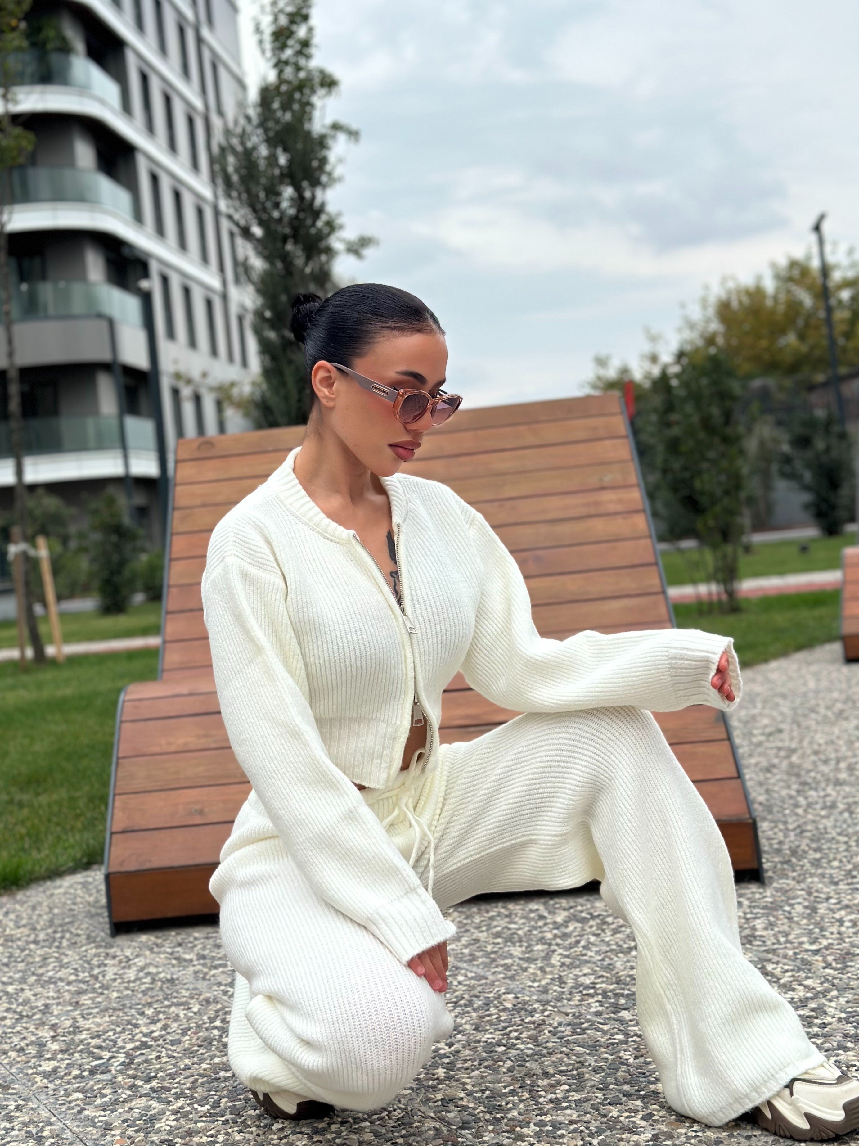 Kadın Ekru Fermuarlı Crop Triko Üst & Yüksek Bel Triko Pantolon Takımı – Rahat Fit, Günlük Şıklık