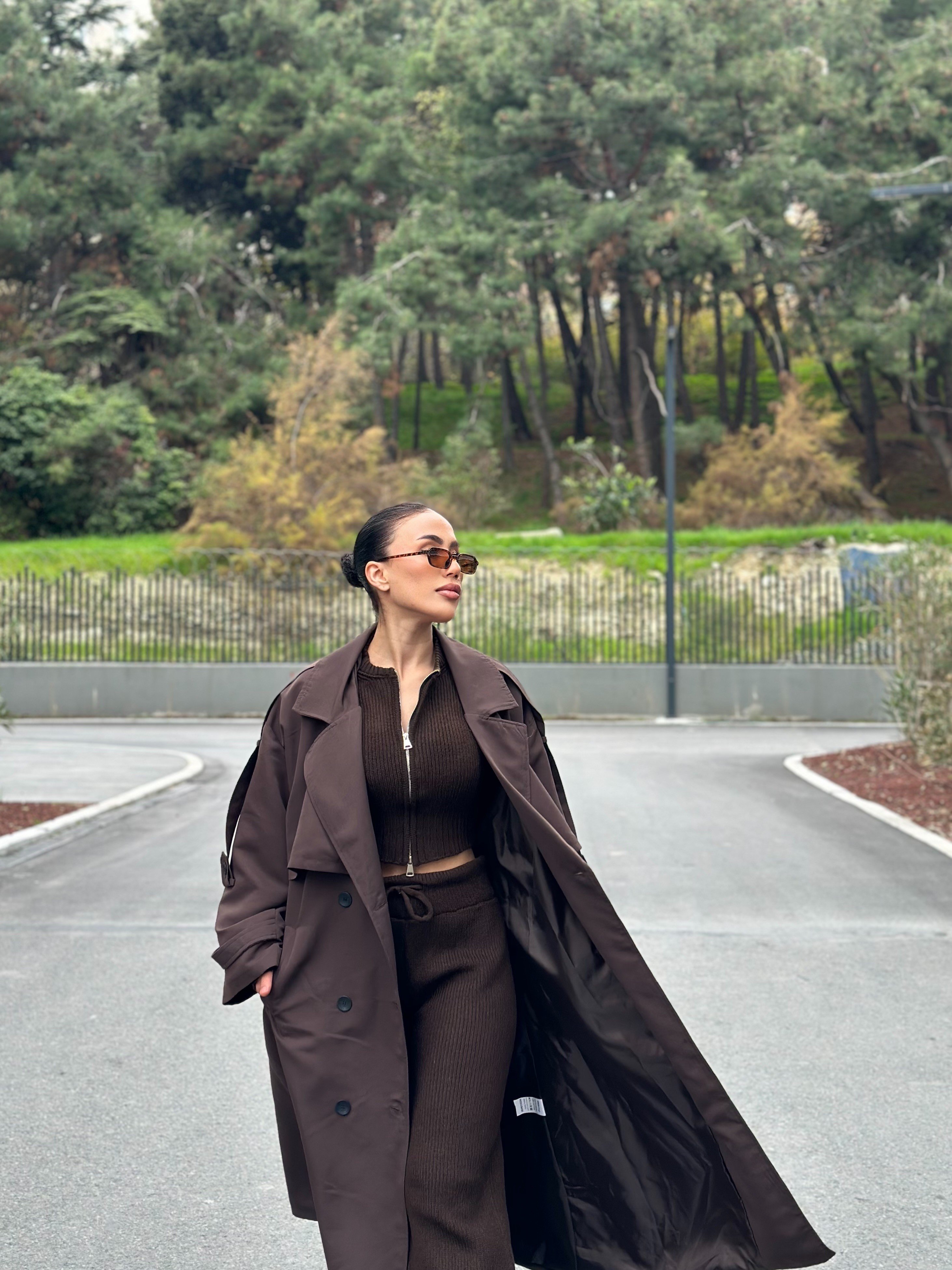 Kadın Kahverengi Kruvaze Uzun Trenç Kaban – Oversize Fit, Modern Şehir Stili