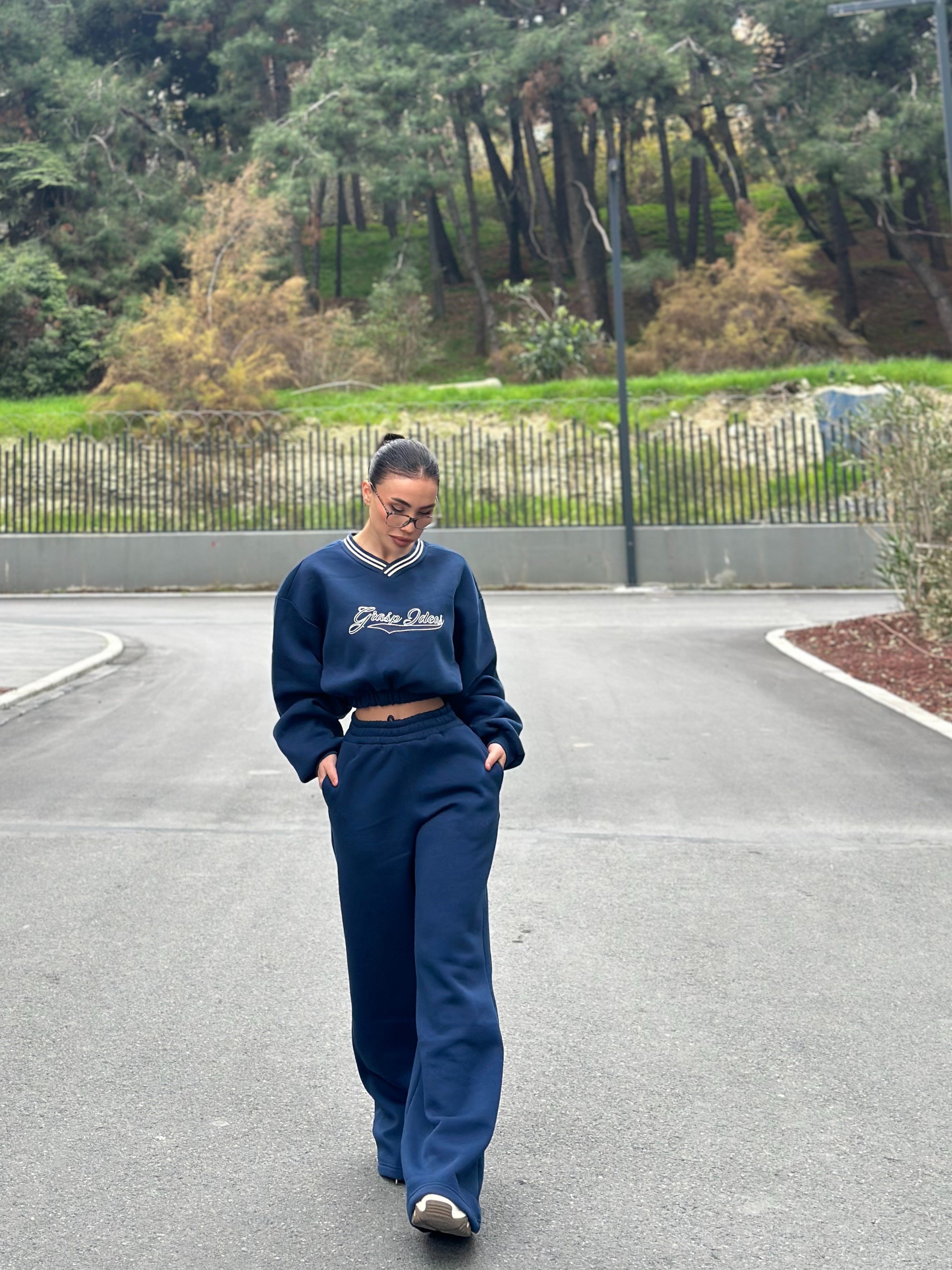 Kadın Lacivert Crop Sweatshirt & Yüksek Bel Eşofman Altı Takımı – Oversize Fit, Günlük Spor Şıklık