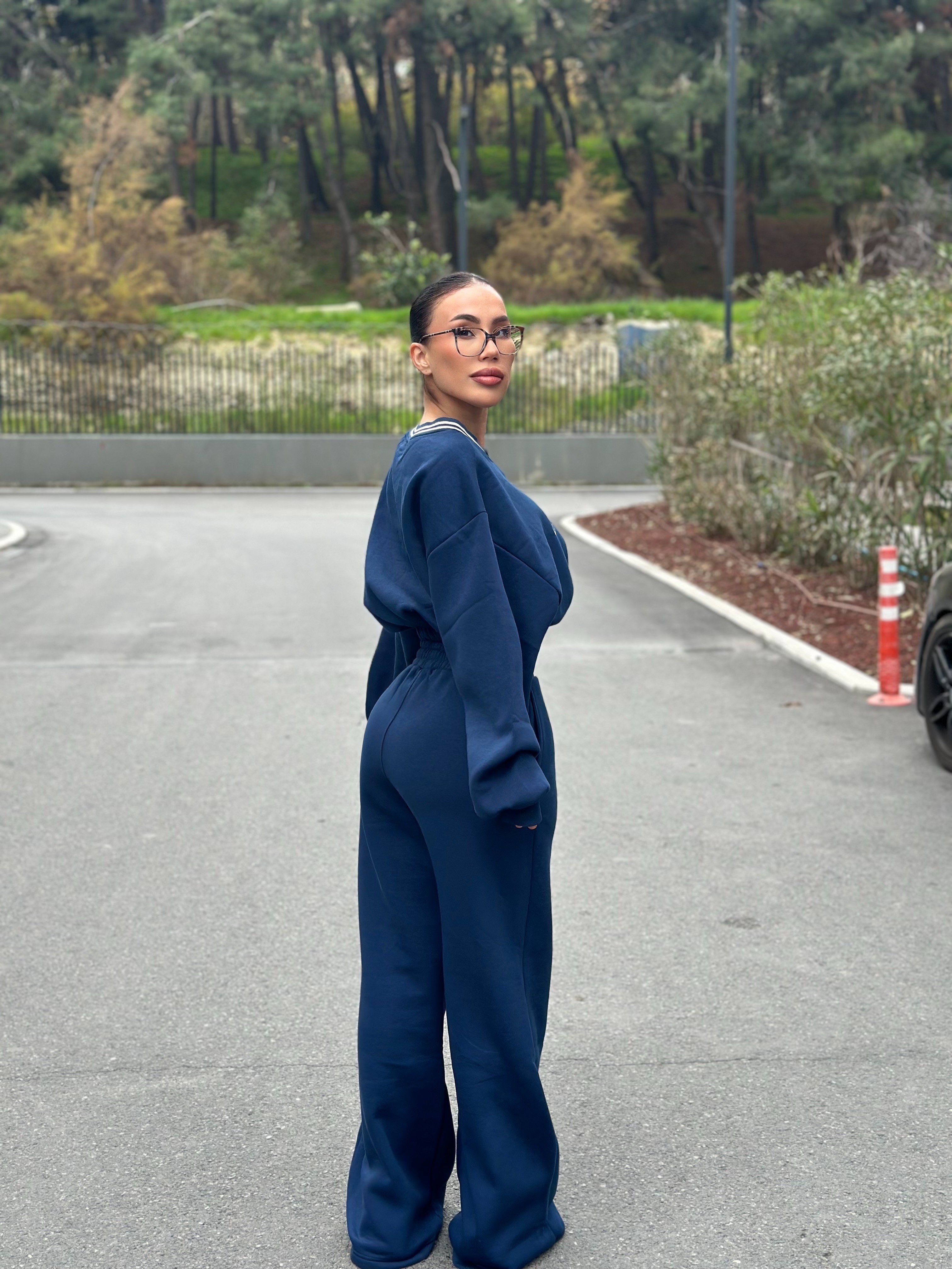 Kadın Lacivert Crop Sweatshirt & Yüksek Bel Eşofman Altı Takımı – Oversize Fit, Günlük Spor Şıklık