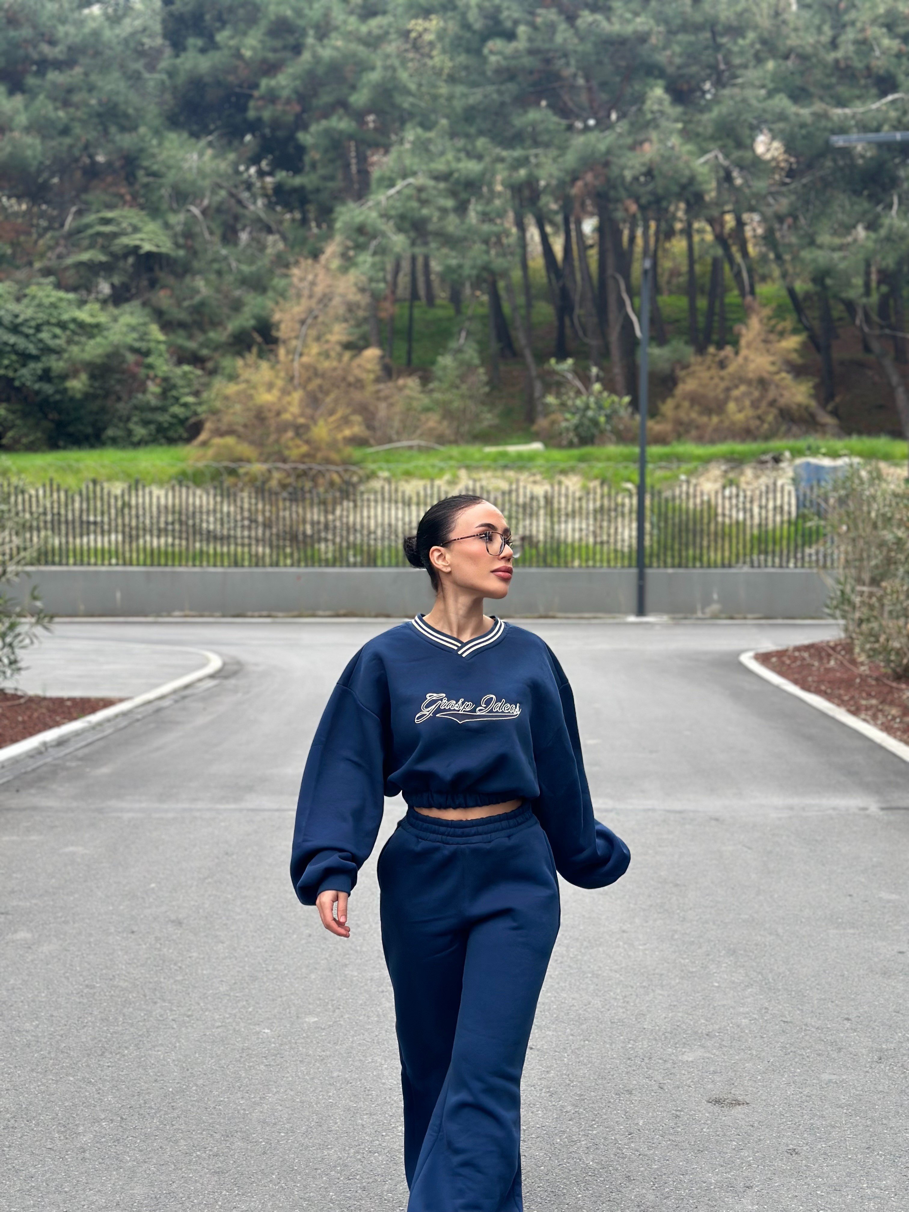 Kadın Lacivert Crop Sweatshirt & Yüksek Bel Eşofman Altı Takımı – Oversize Fit, Günlük Spor Şıklık