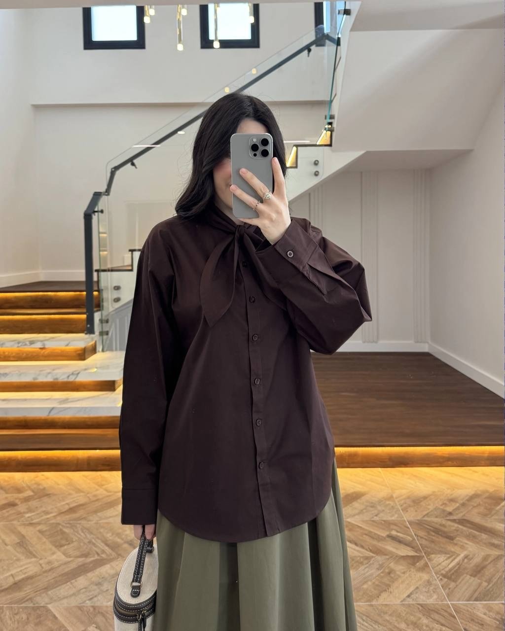 Kahve Fular Detaylı Oversize Kadın Gömlek – Şık ve Modern Tasarım