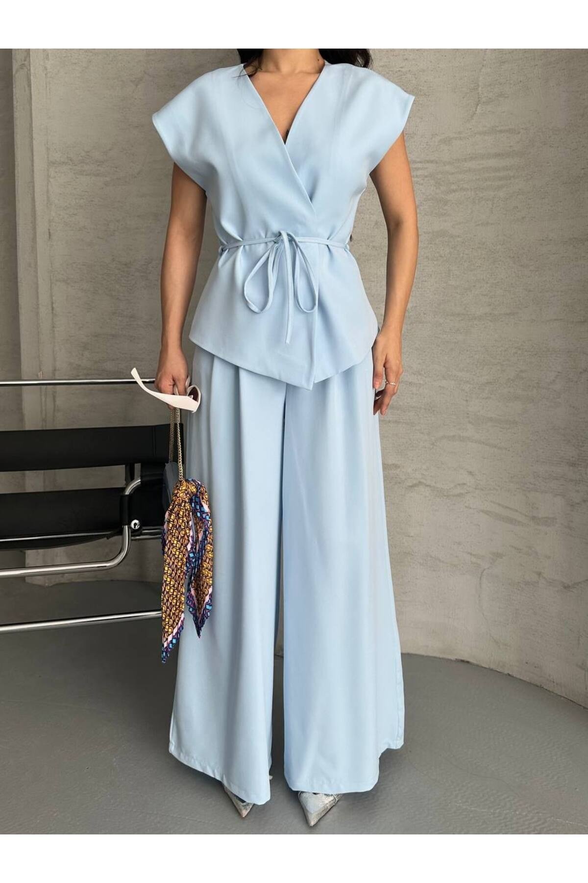 Modern Stil Kruvaze Takım - Kemerli Üst & Bol Paça Pantolon
