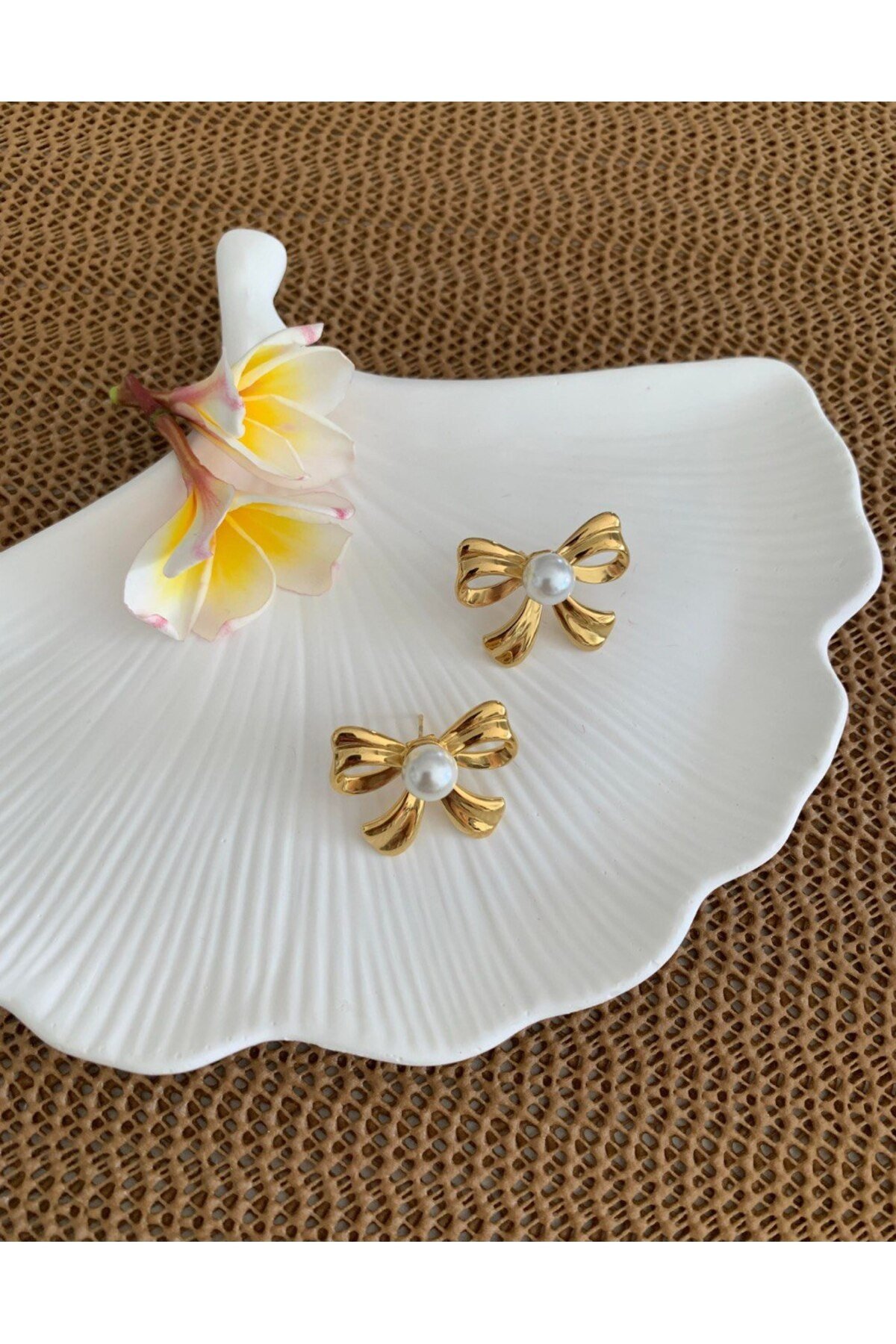 1. SINIF ÇELİK FİYONK VE İNCİ DETAYLI GOLD KADIN KÜPE