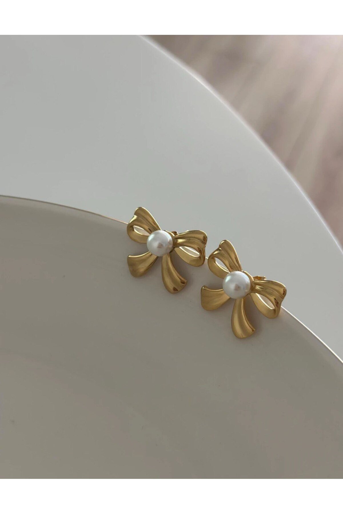 1. SINIF ÇELİK FİYONK VE İNCİ DETAYLI GOLD KADIN KÜPE