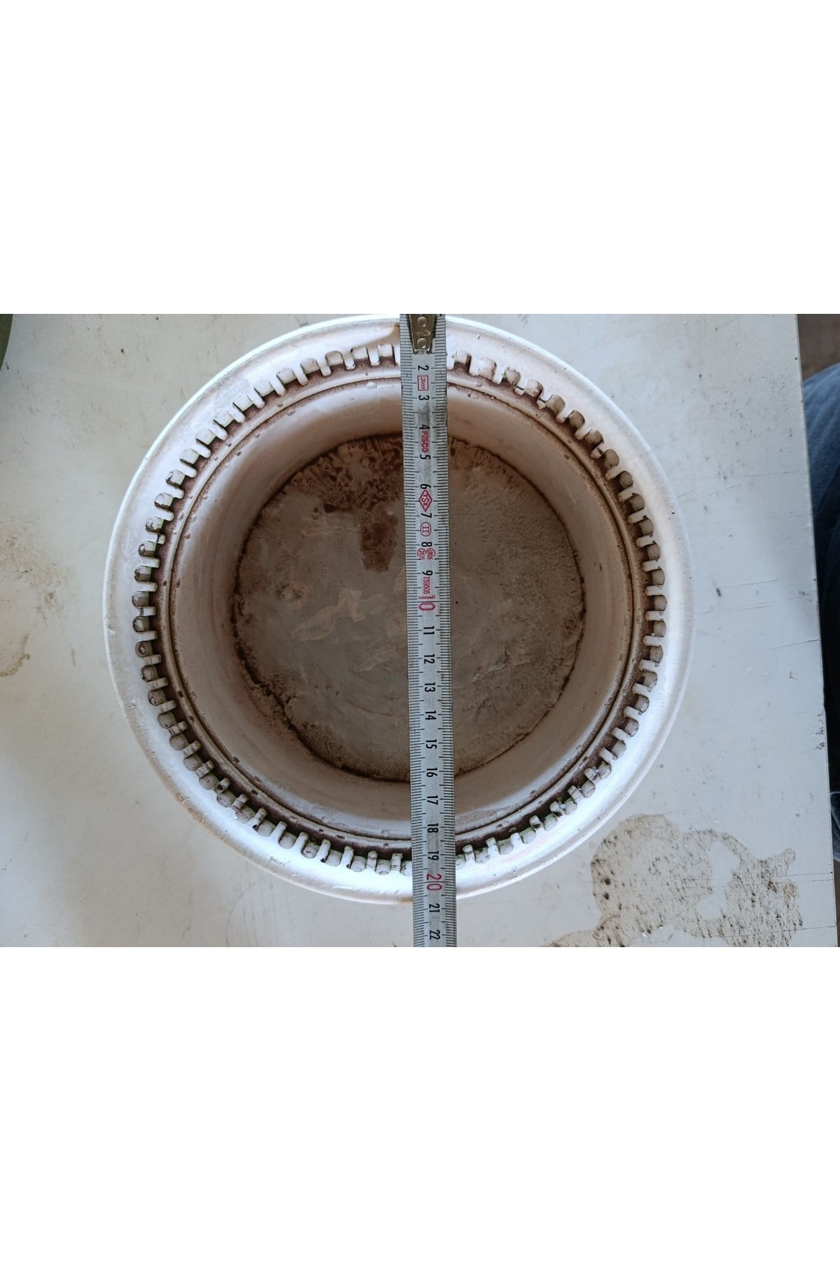 Antik Beyaz Kemerli Roma Tarzı Saksı 21*10 cm ve Para Çiçeği