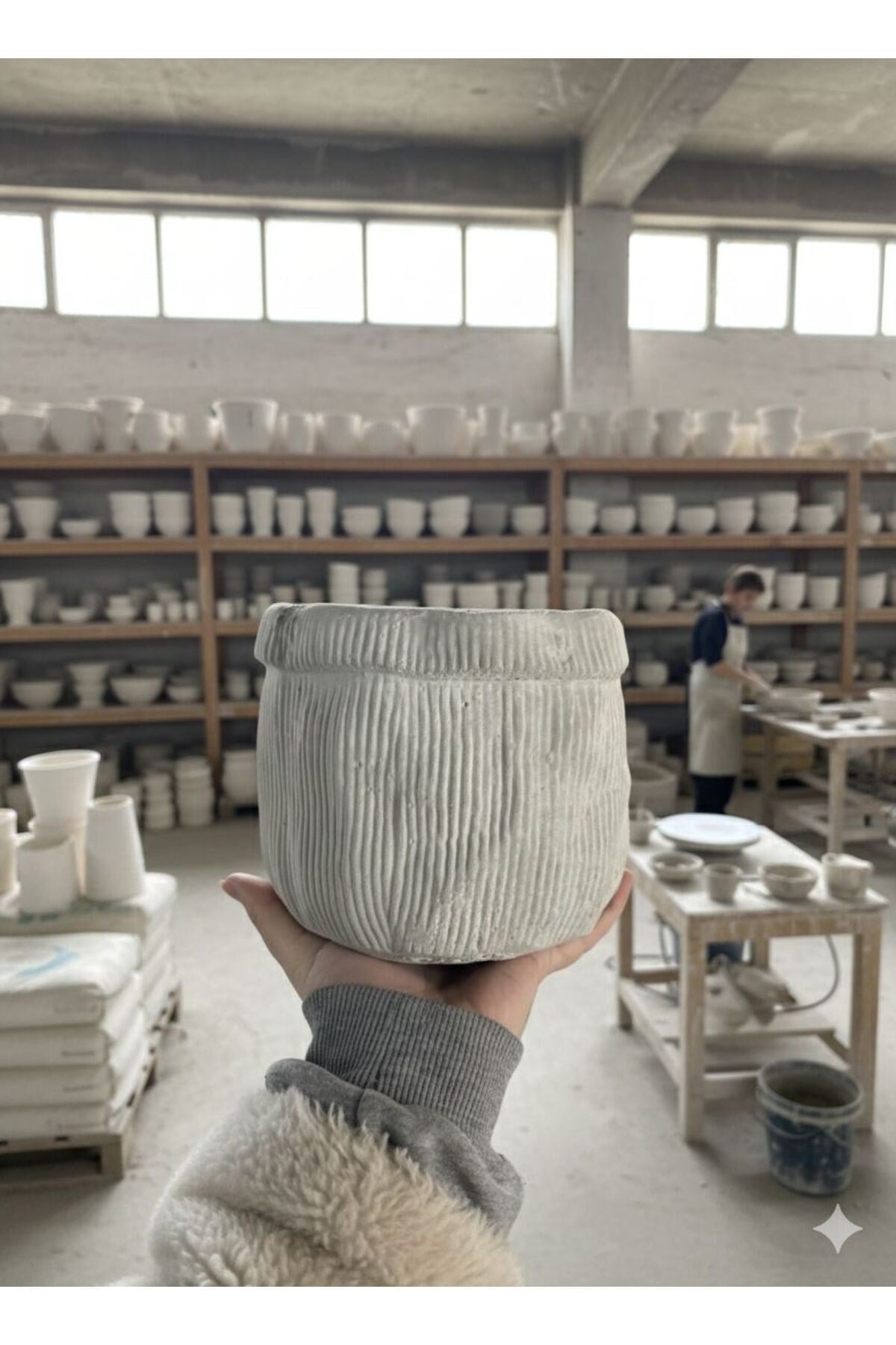 Artisan el işçiliği görünümlü beton saksı