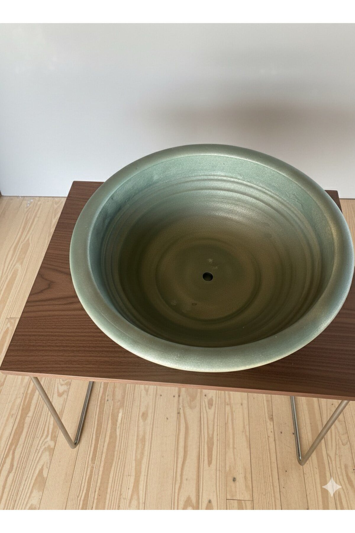 Collection Dev Aranjman Ve Çiçek Saksısı Metalik Yeşil Su Tahliyeli ve Tabaklı Çiçeksiz 50*15