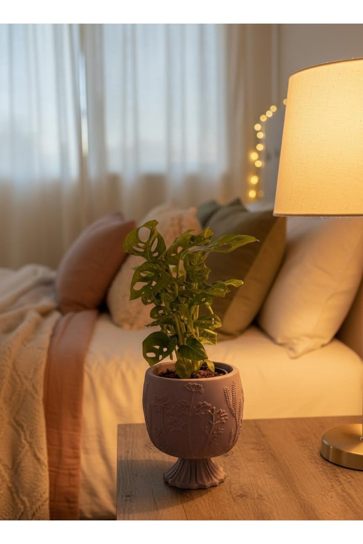 Dekoratif Ayaklı Lila Saksıda Monstera Adansonii Yapay Bitki – Modern Ev Ofis Masa Üstü Çiçek