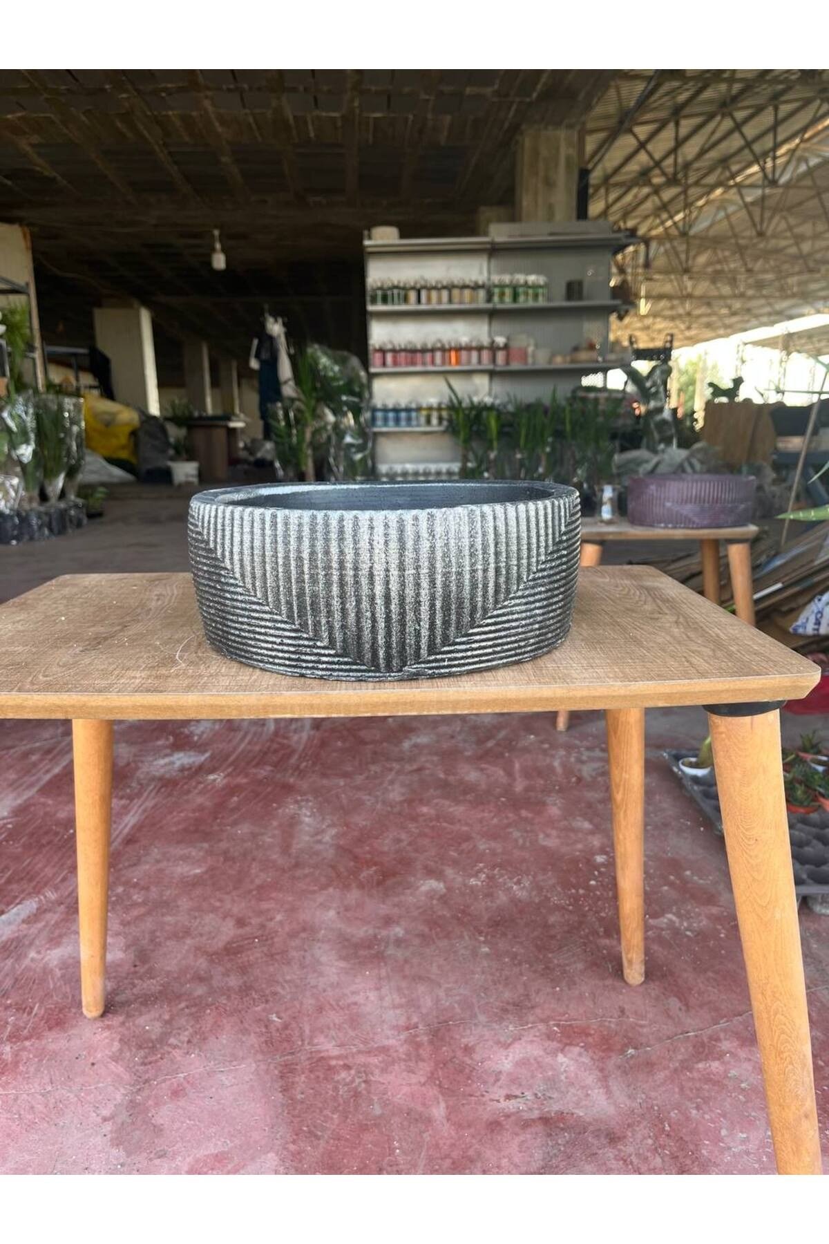 Dekotratif Geniş Taş Saksı Gri,siyah Ve Metalik Tonlar