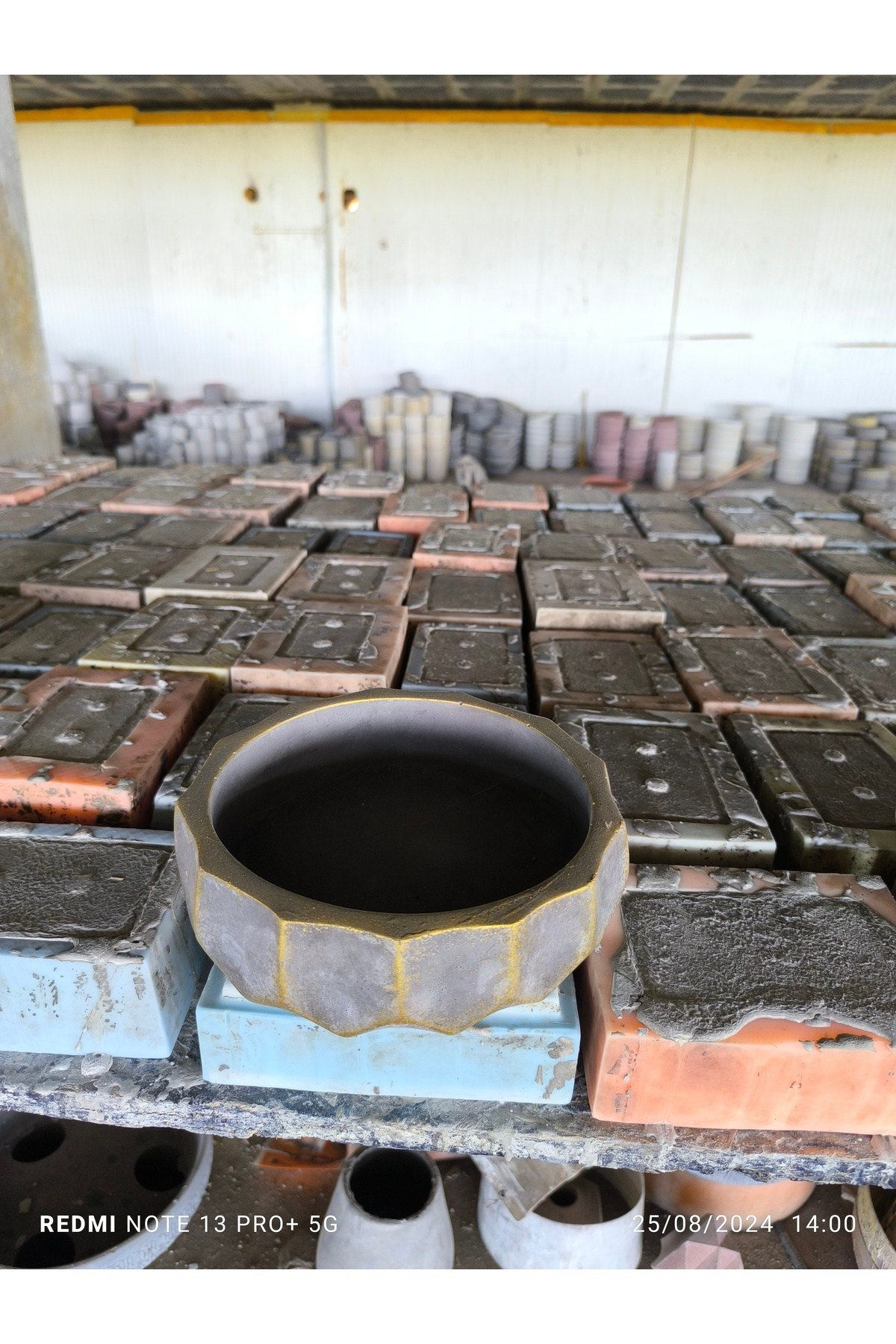 Geometrik dizayn Gold koyu gri beton saksı