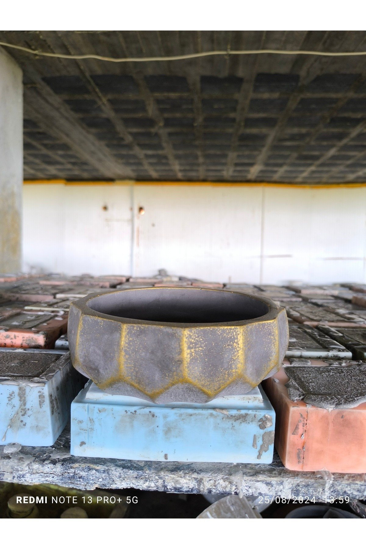 Geometrik dizayn Gold koyu gri beton saksı