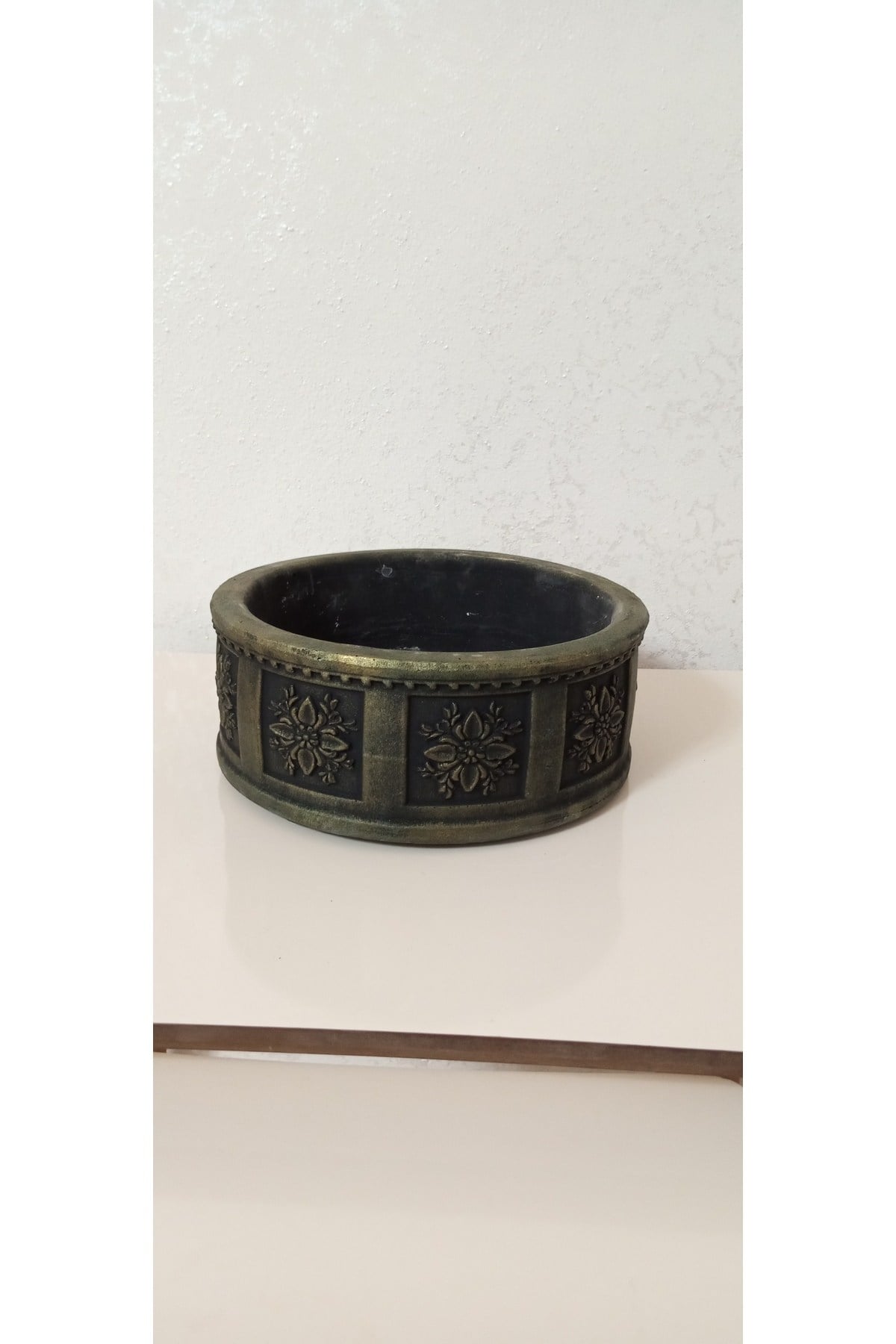 Gold desenli eskitme beton saksı 23*10 cm suya karşı 50 yıl garantili
