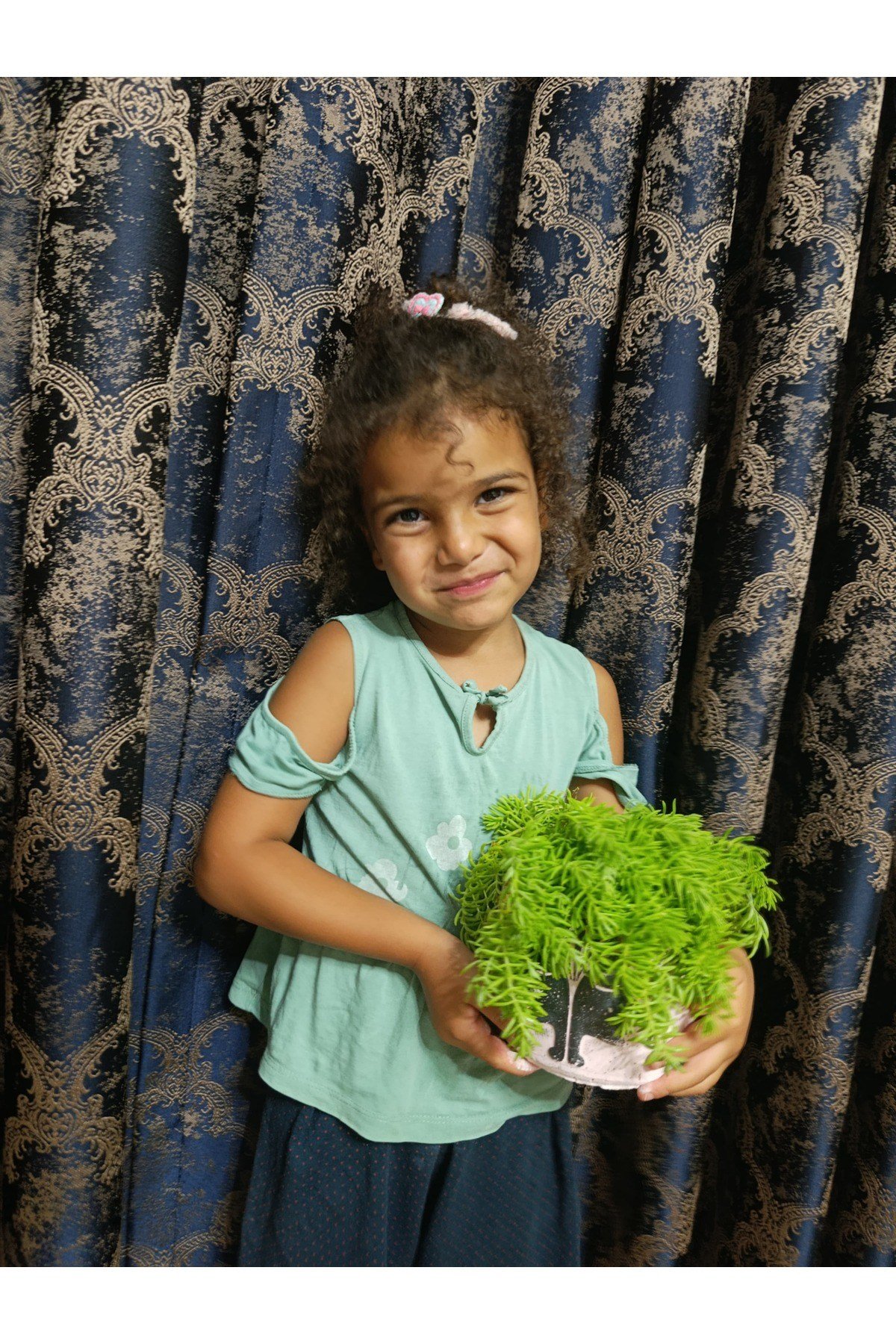 Kadın Figürlü Taş Saksıda Sarı Sedum Sarmaşığı