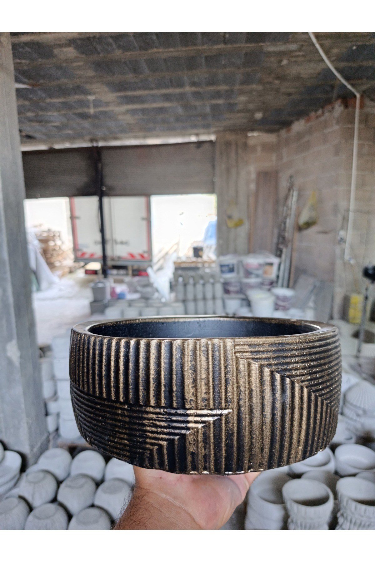 Modern Monolüx Gold Detaylı Dekoratif Taş Saksı