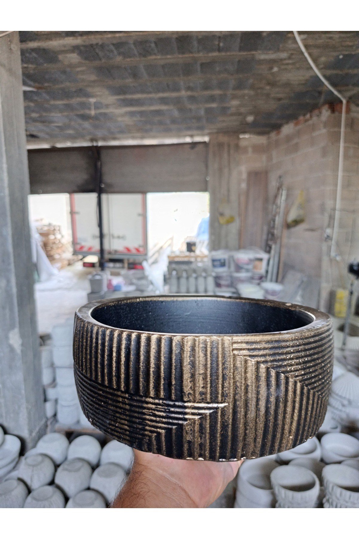 Modern Monolüx Gold Detaylı Dekoratif Taş Saksı