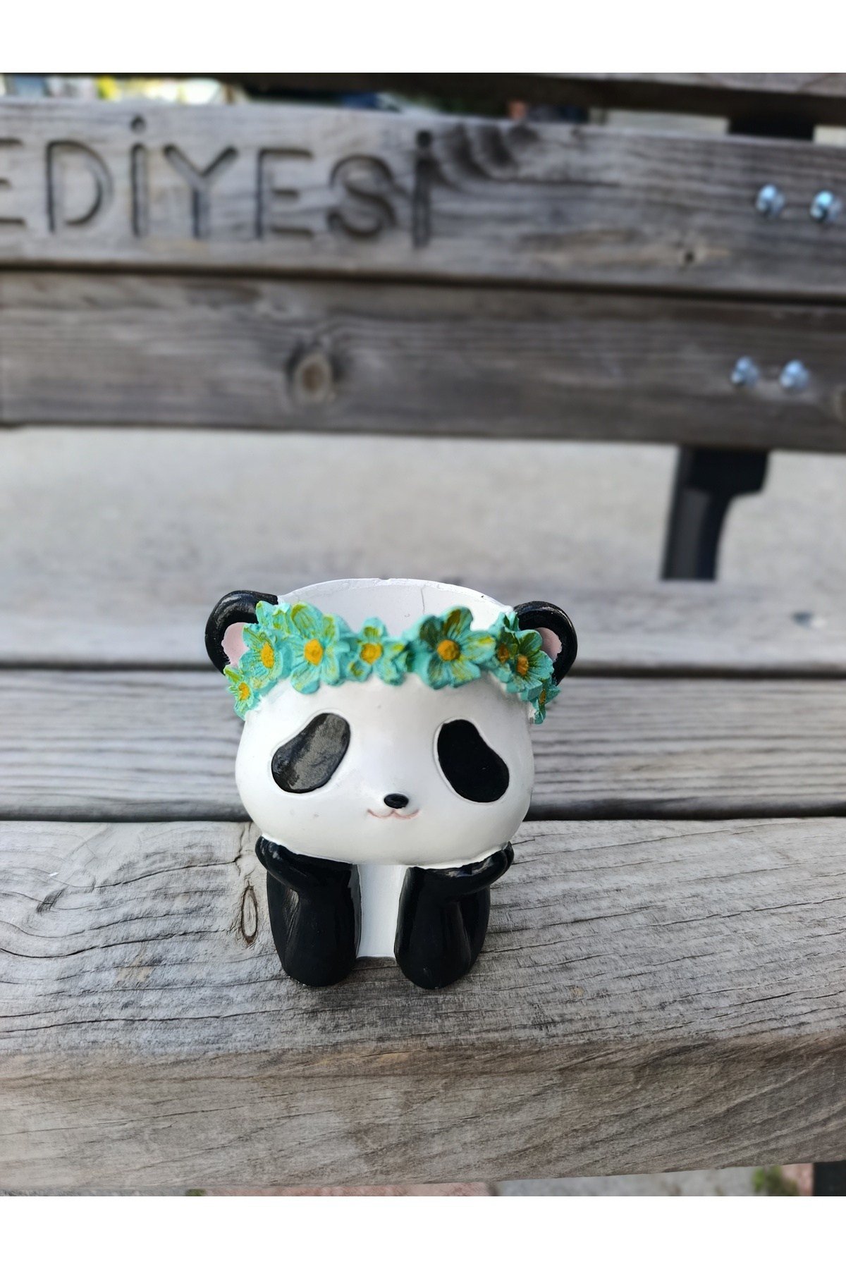 Panda Figürlü Dekoratif El Yapımı Sukulent Saksı - Çiçek Taçlı Sevimli Hediye (12cm)