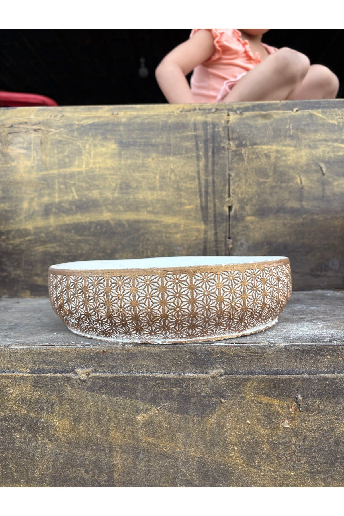 Yıldız Desenli Gold Geniş Taş Saksı 10 cm derinlik ve Hediye Çiçek