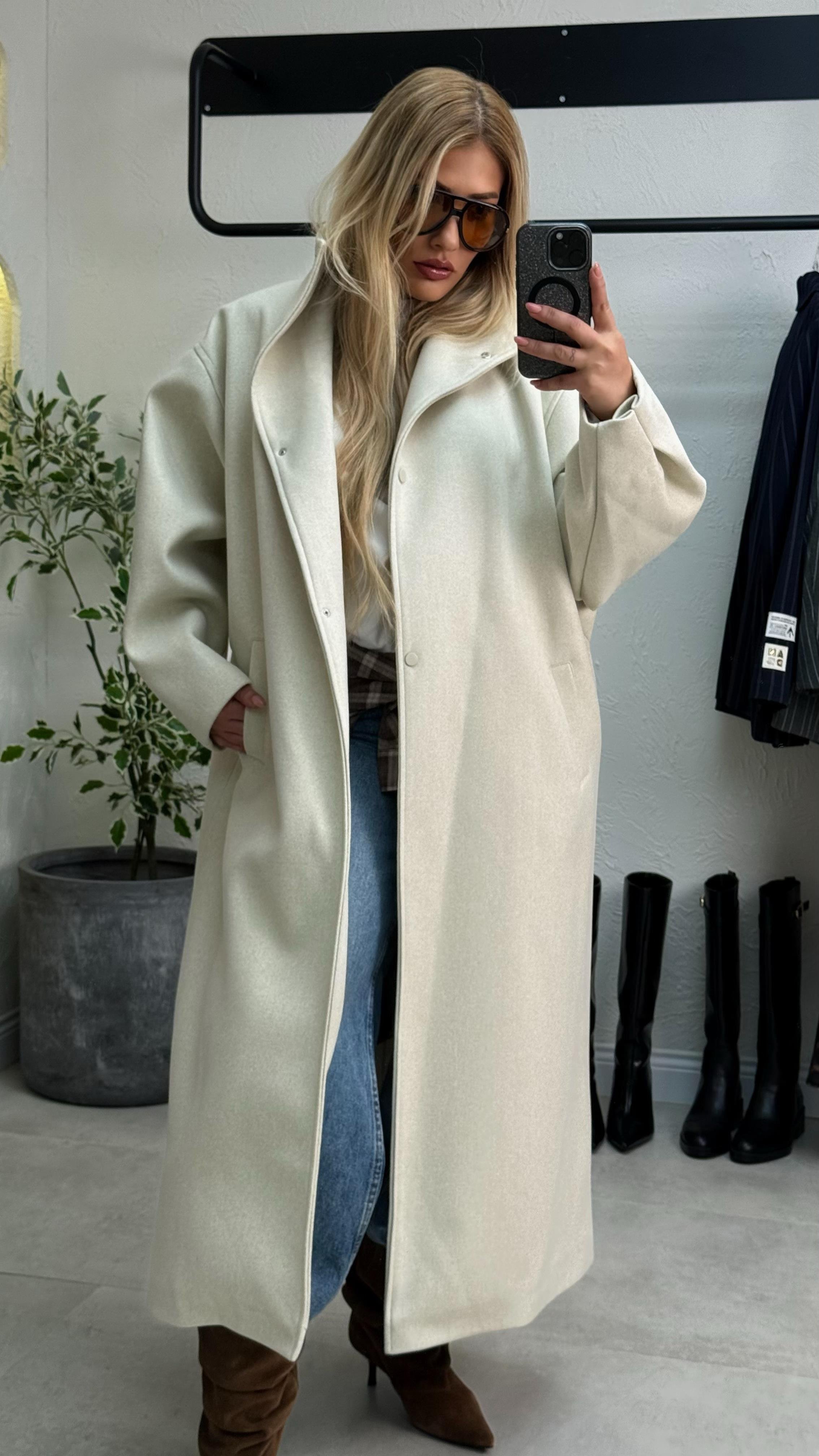 Krem Oversize Boğazlı Kaban