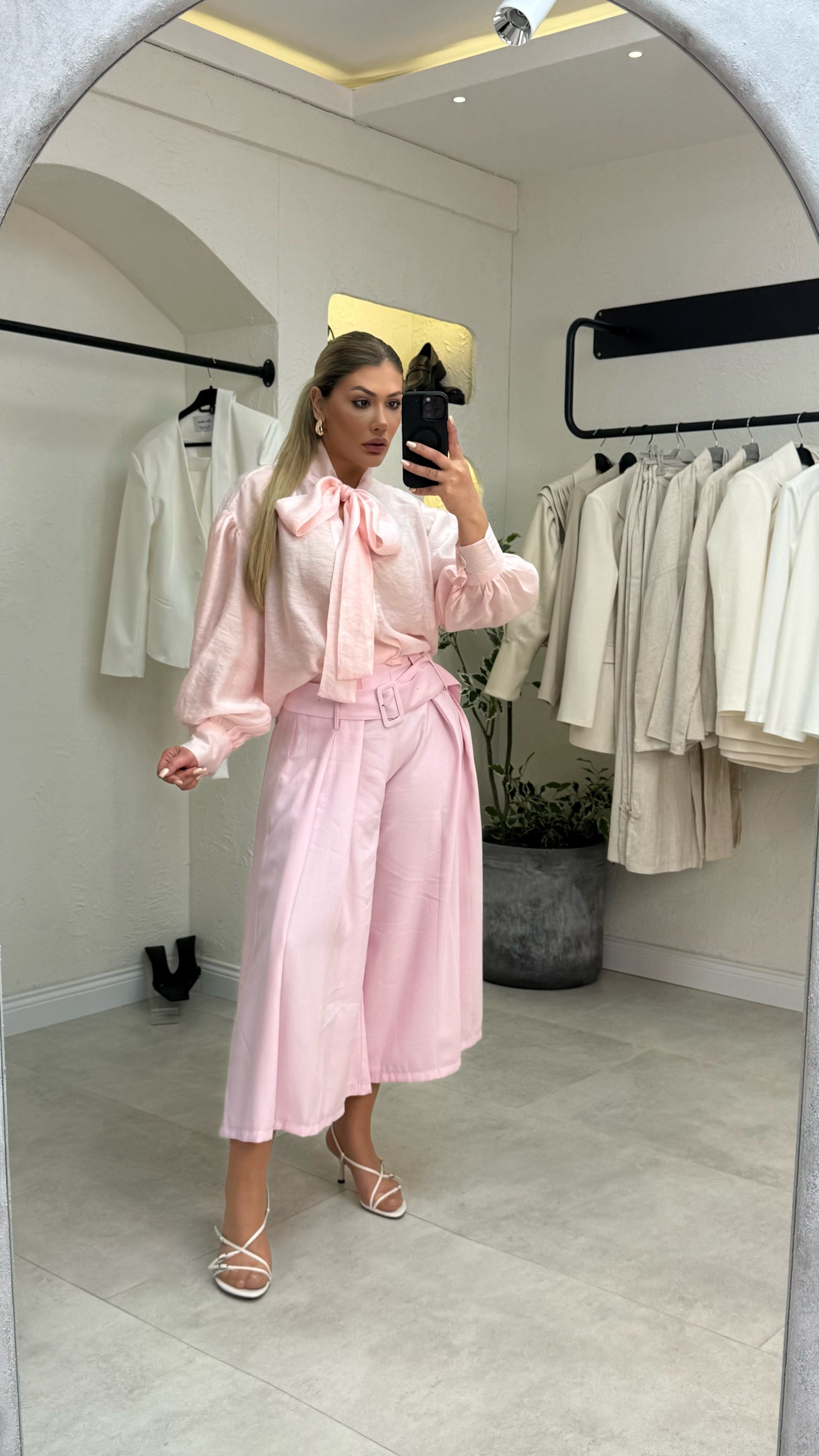 Pembe Kemer Detaylı Bermuda