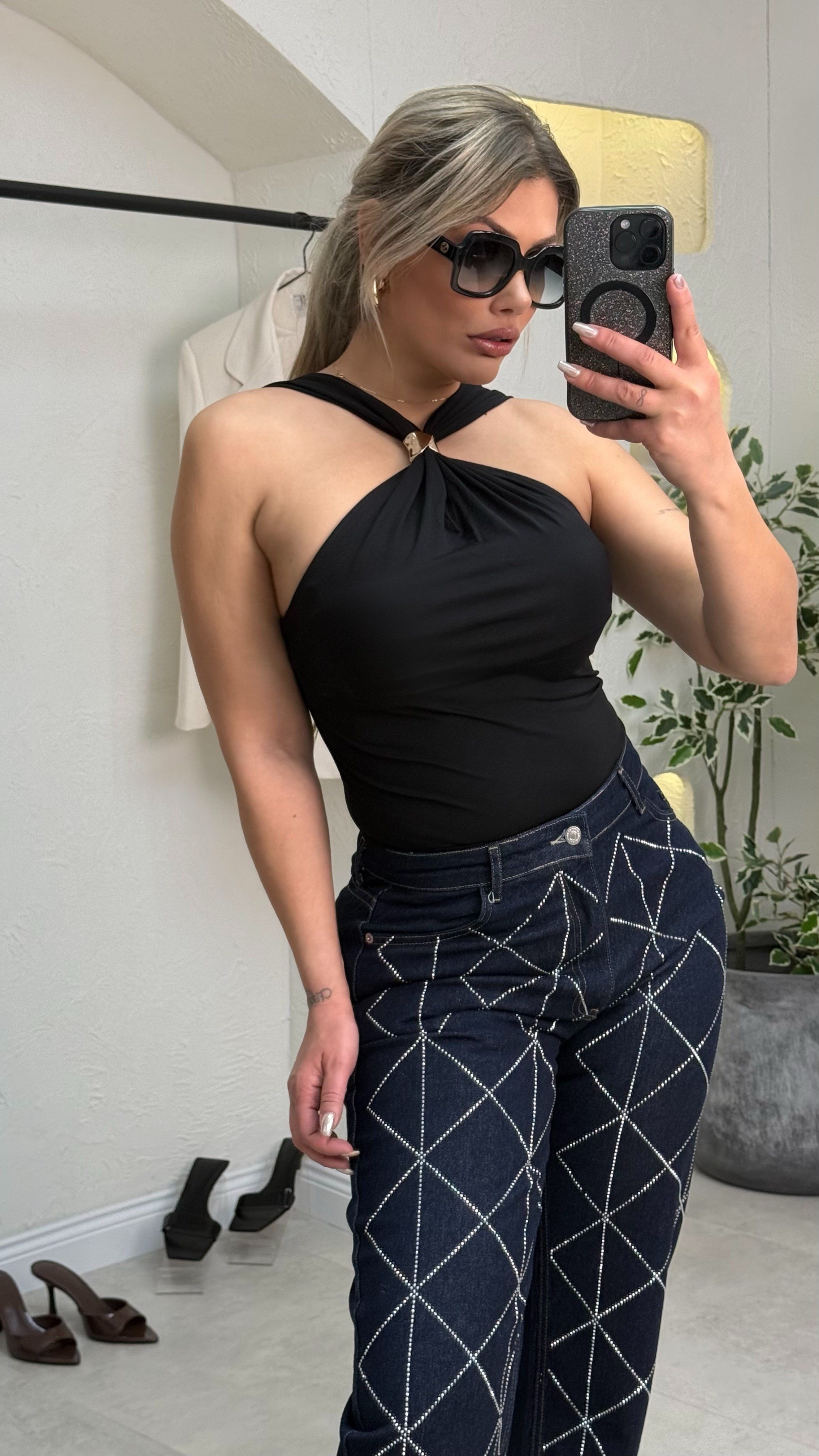 Siyah Boyun Aksesuarlı Bluz
