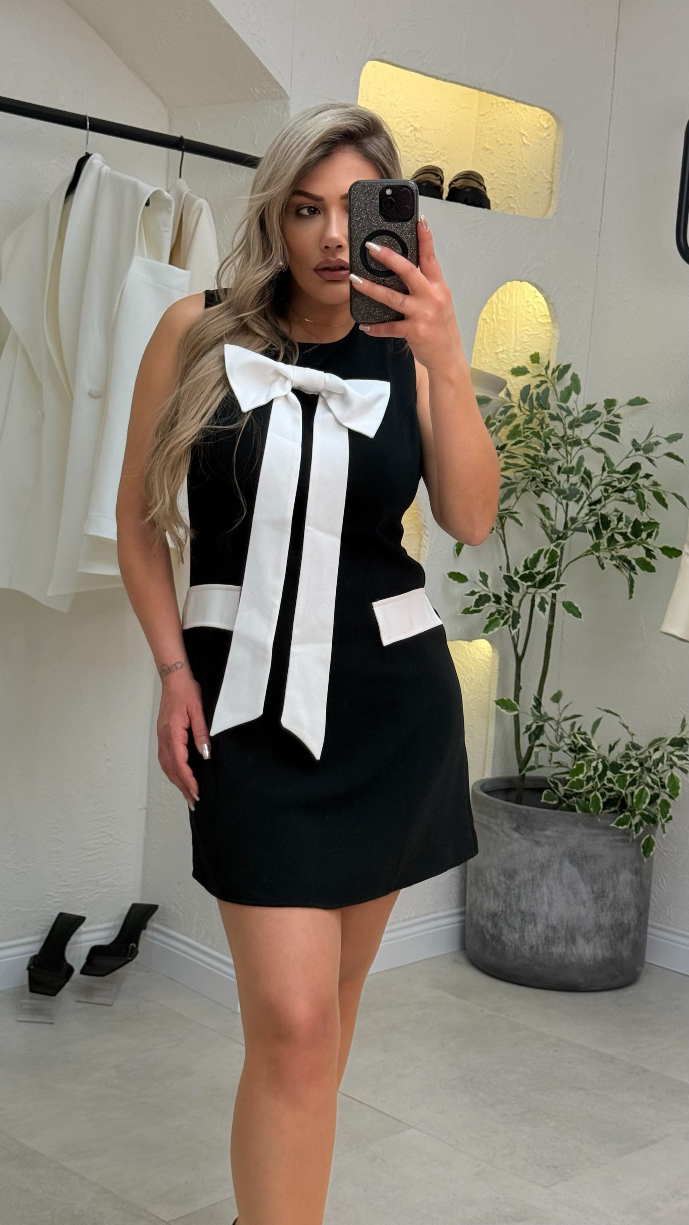 Siyah Kolsuz Fiyonk Detay Mini Elbise