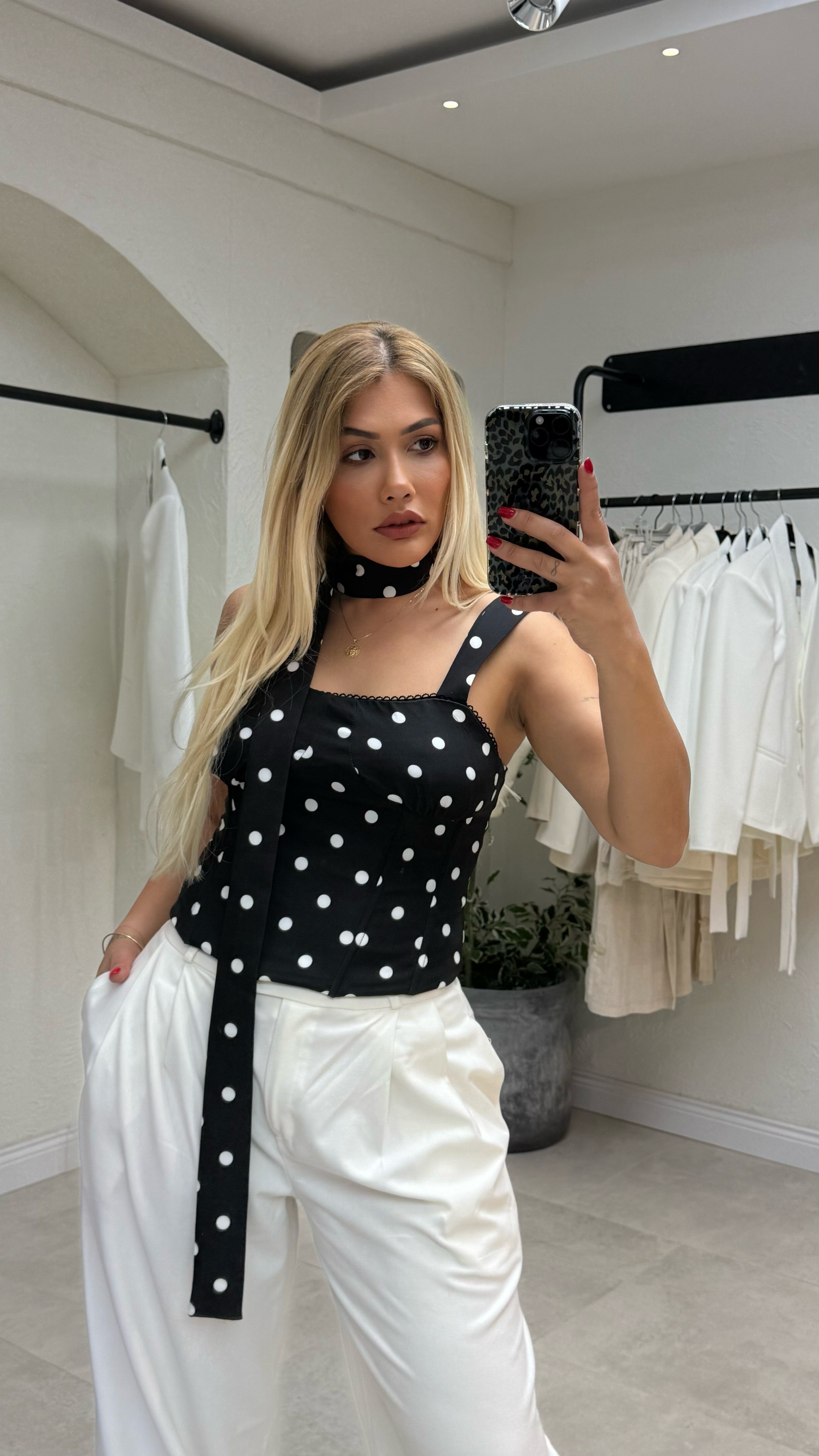 Siyah Puantiyeli Askılı Şal Detaylı Bluz
