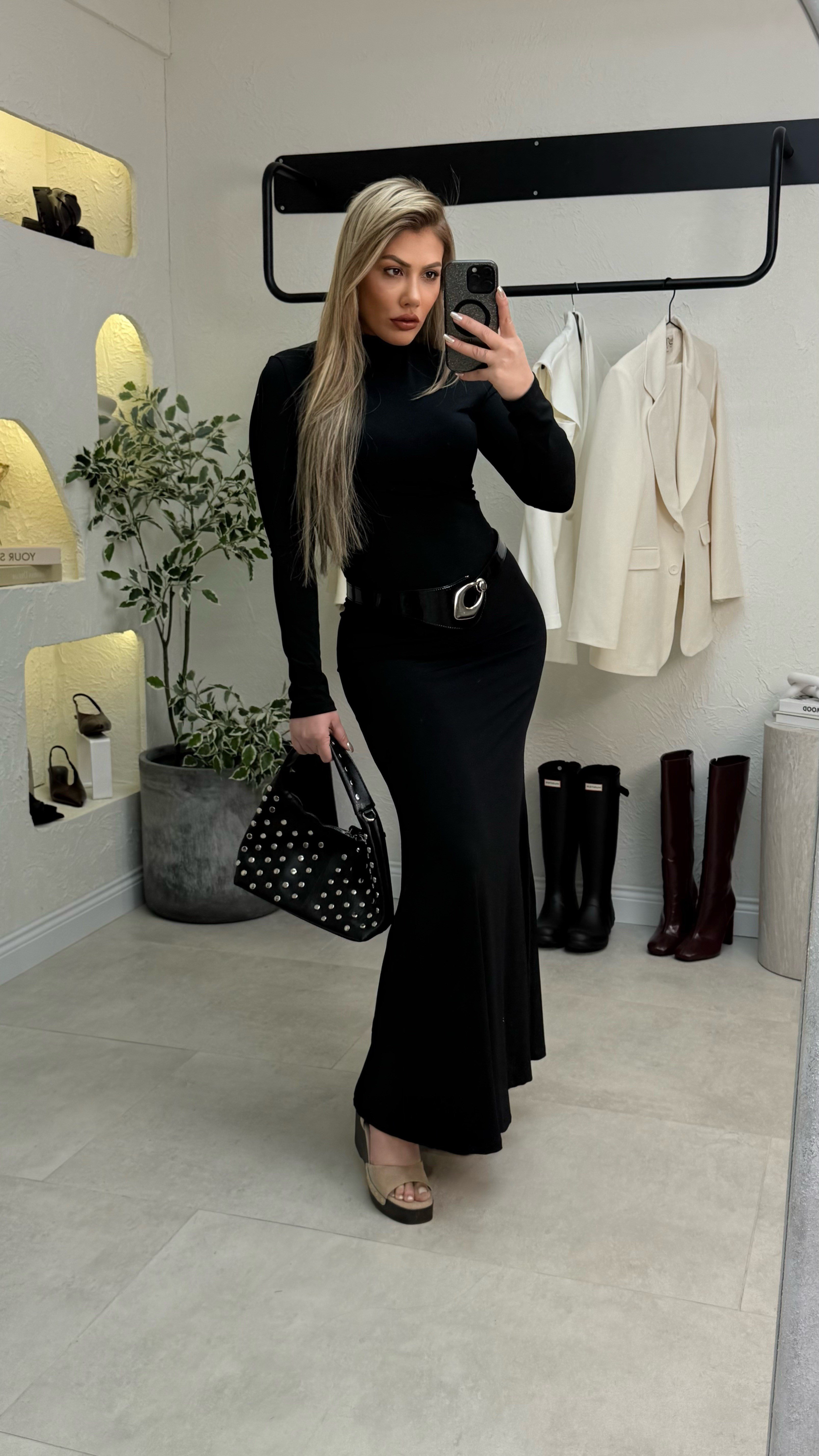 Siyah Zımbalı Çanta