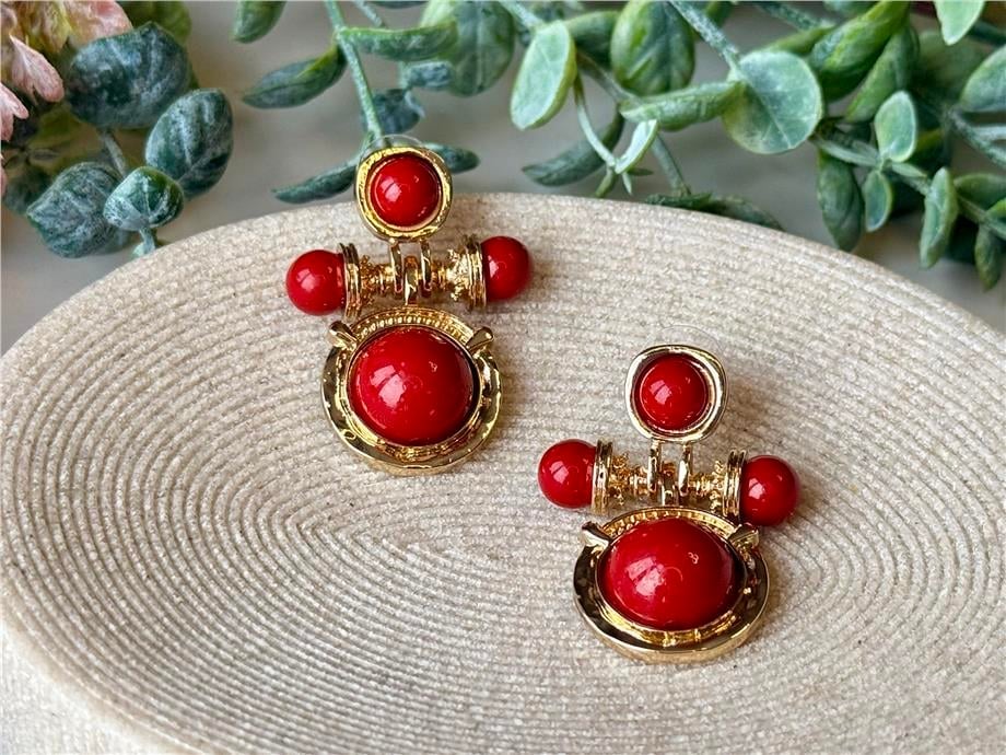 Gold Renk Kırmızı Taşlı Motifli Vintage Küpe