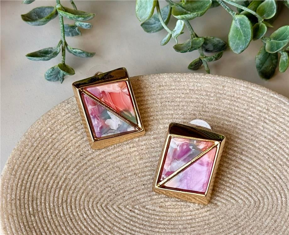 Pembe Üçgen Kesim Detaylı Kare Küpe