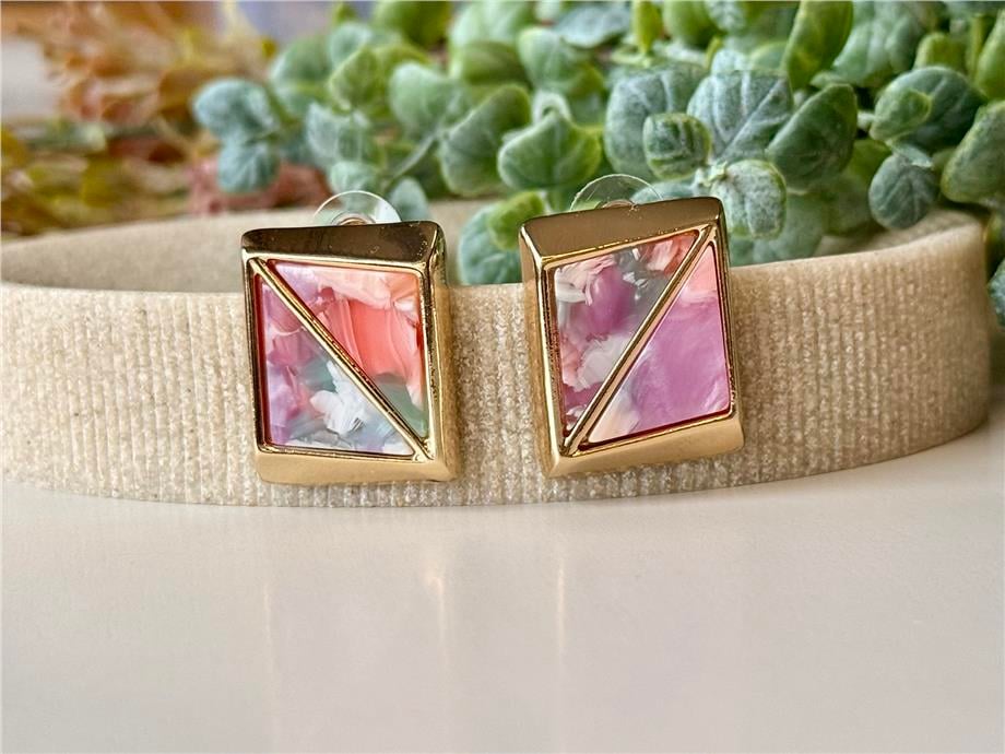 Pembe Üçgen Kesim Detaylı Kare Küpe